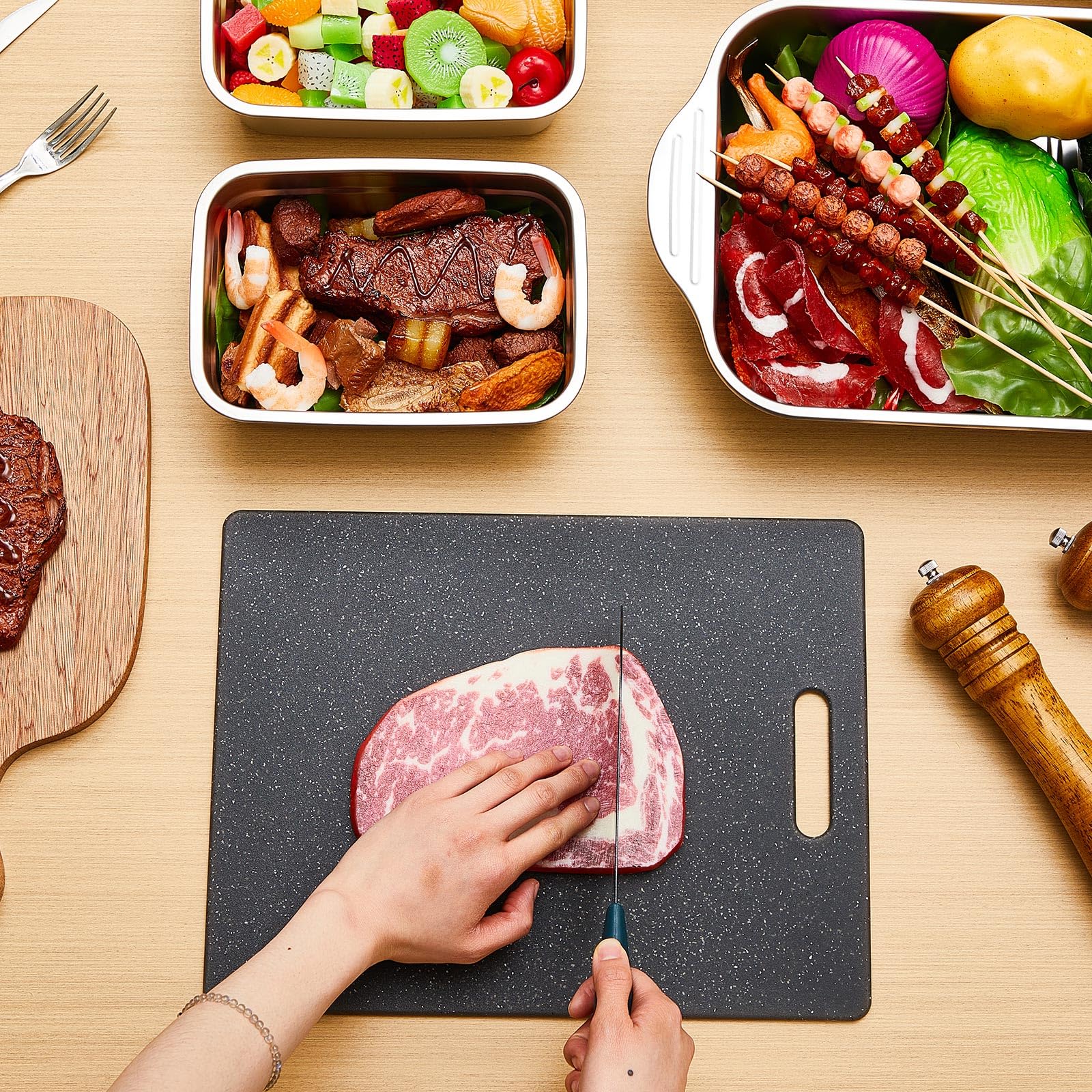 El juego de 4 bandejas de preparación de parrilla incluye bandejas de acero inoxidable para preparar y servir para parrilla de 15.8 x 9.7 pulgadas, 2 recipientes de adobo con tapas y tabla de