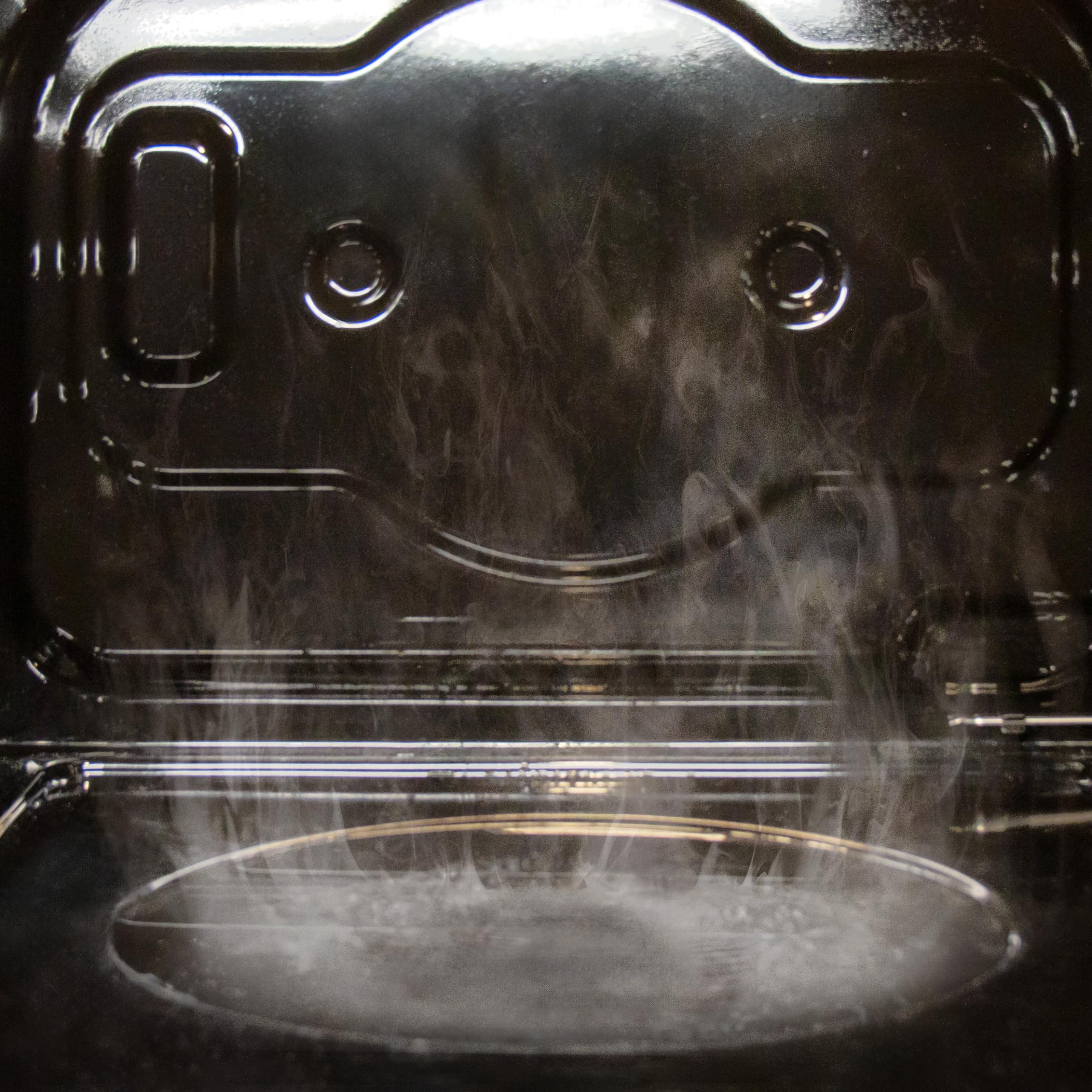 Pesce cotto con verdure su una teglia da forno, che mostra i risultati della cottura a vapore.