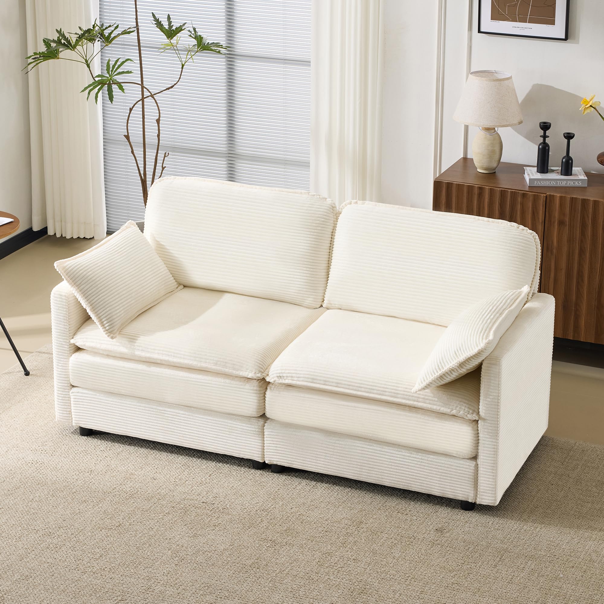 Sofa 2-osobowa ze sztruksu, drewniane nogi, biała, minimalistyczna