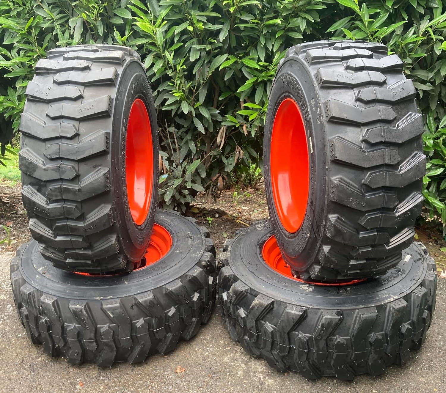 (1) 12-16.5 Forerunner SKS-1 Skid Steer Tire on Wheel/Rim (8 lug) for Bobcat A300, A770, S750, S770, S740, S85, 9"HUB- 14PLY - 12X16.5 (Left Side Mount)