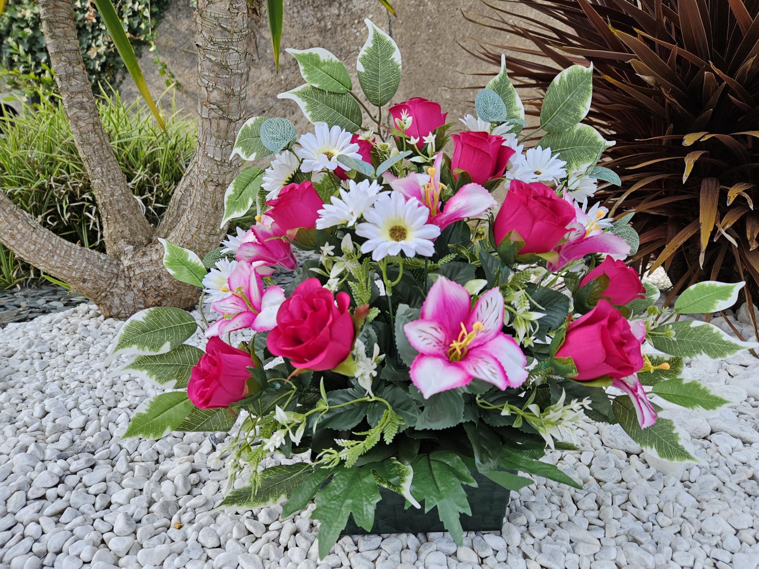 Composition de Fleurs Artificielles Lesté Ciment Pour Une Très Bonne Tenue à L' extérieur. Réalisé Par Nos Soins. Fleurs de Qualité.