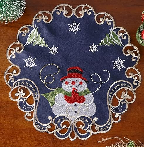 Miniatura 5 de GRANDDECO Juego de 4 manteles individuales redondos de 14 pulgadas bordados con patrón de muñeco de nieve y copos de nieve de invierno, bufanda