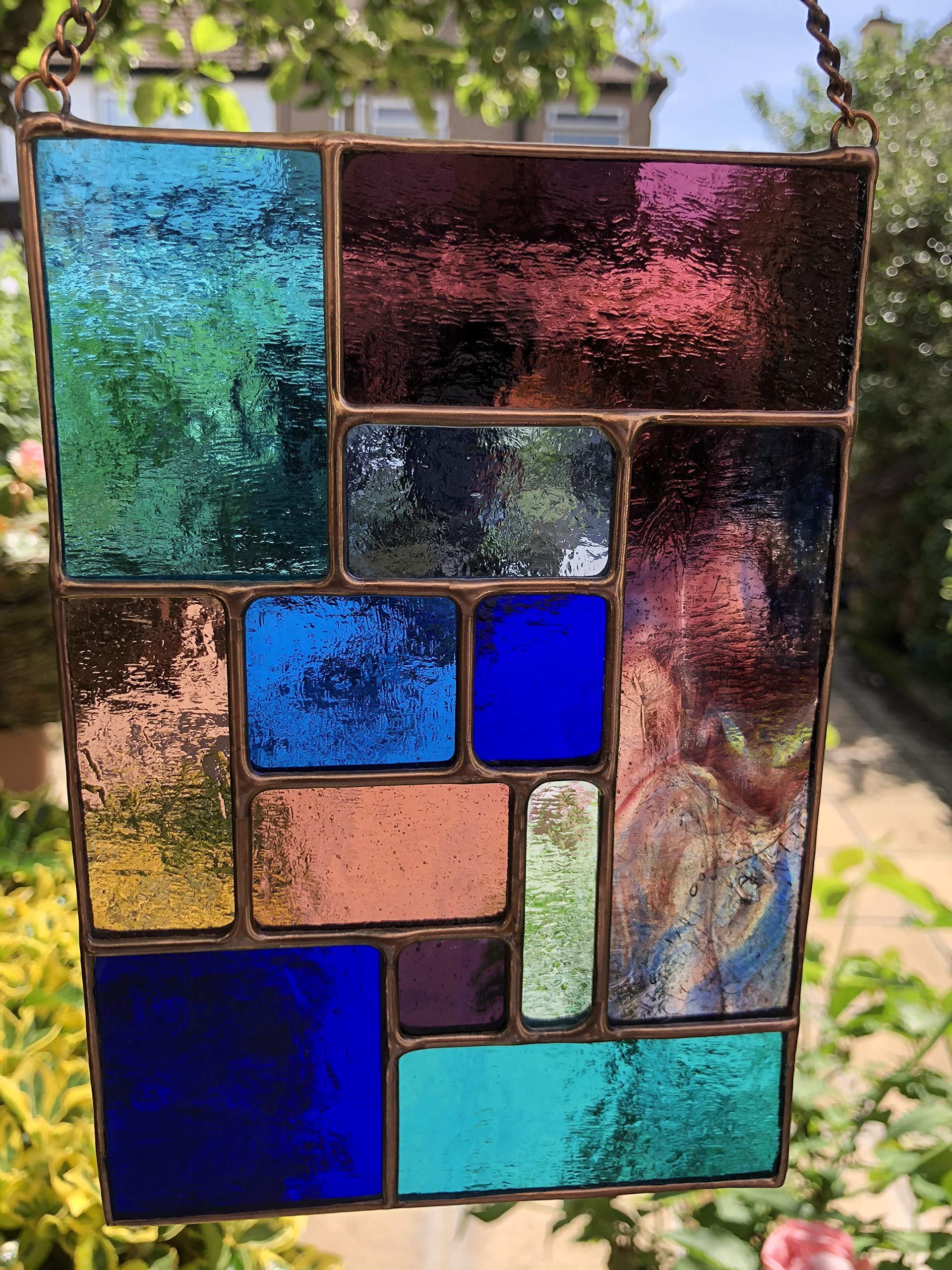 Pannello acchiappasole in vetro colorato, blu e viola, color rame, arte astratta