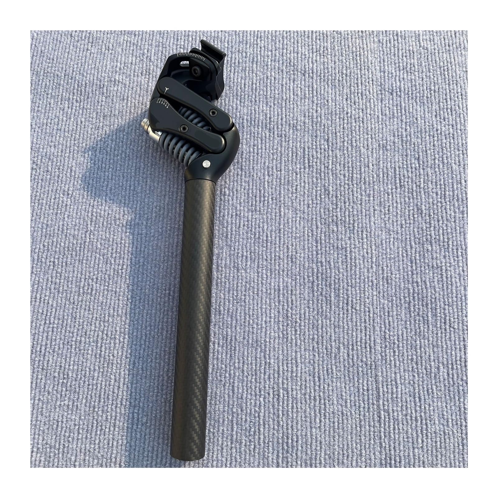 Reggisella for bicicletta con ammortizzatore a sospensione in fibra di carbonio
