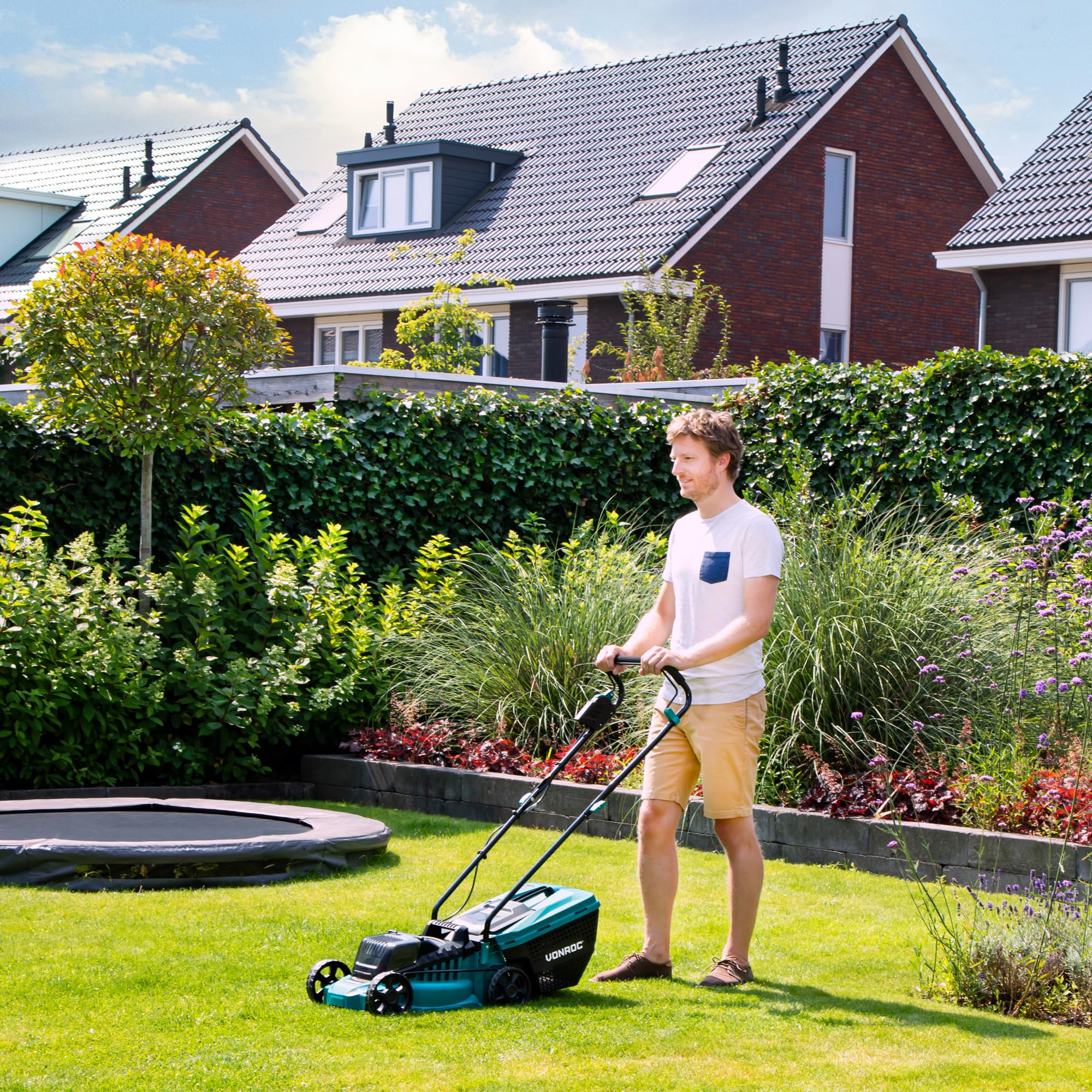 VONROC Tondeuse à Gazon sans Fil 40V - Moteur Compact et Léger - Bac à Herbe 30 L, Hauteur de Coupe Réglable 30 à 70 mm - Moteur sans Balais à Charbon - 2X Batteries 2.0Ah + Chargeurs Inclus