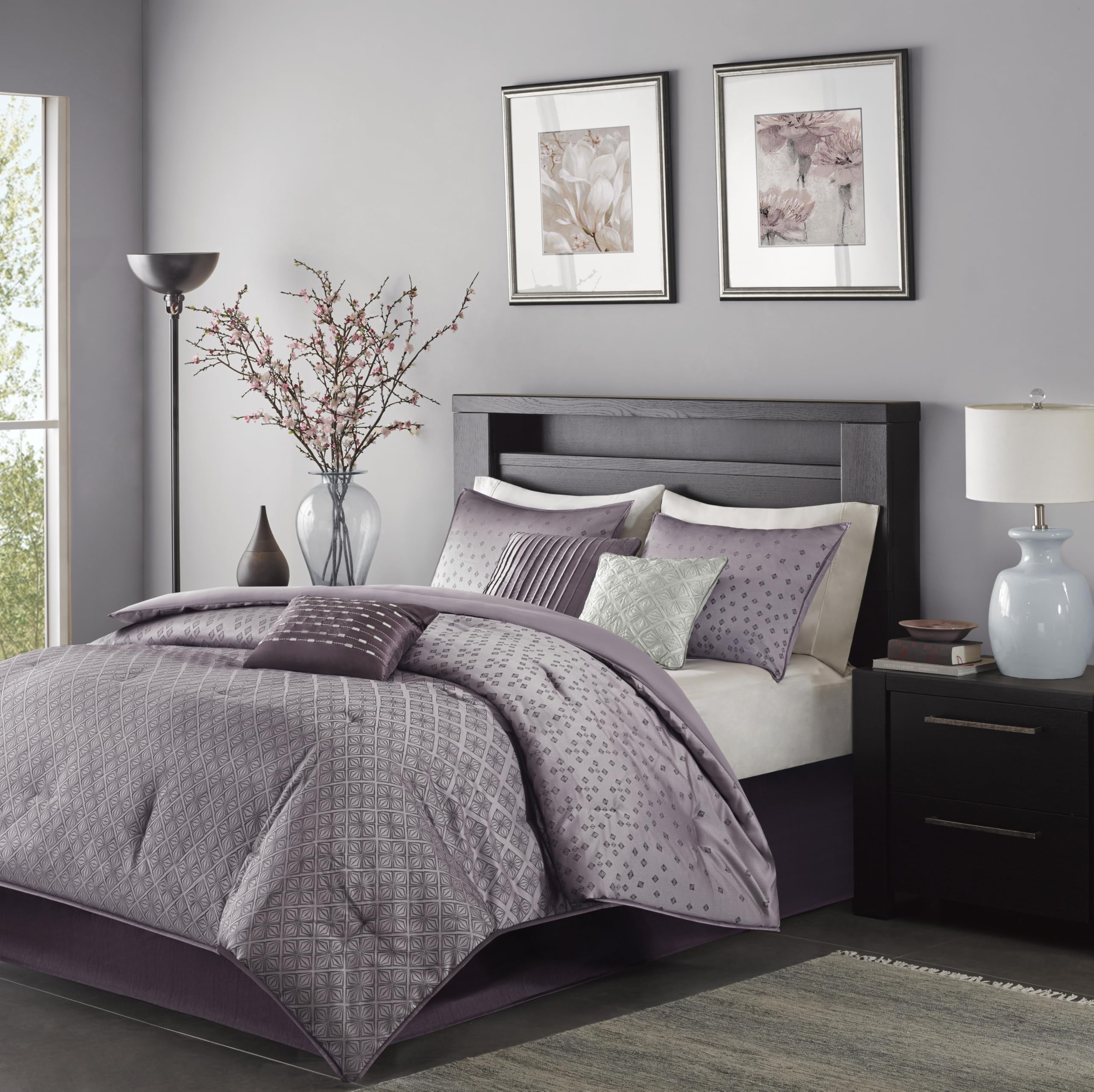 Madison Park Biloxi Jacquard-Bettwäsche-Set – modernes geometrisches Design, Ganzjahres-Daunen-Alternative, gemütliche Bettwäsche mit passenden Kissenbezügen, dekoratives Kissen, King-Size-Bett (264,2 x 233,7 cm), Ombré-Violett, 7-teilig