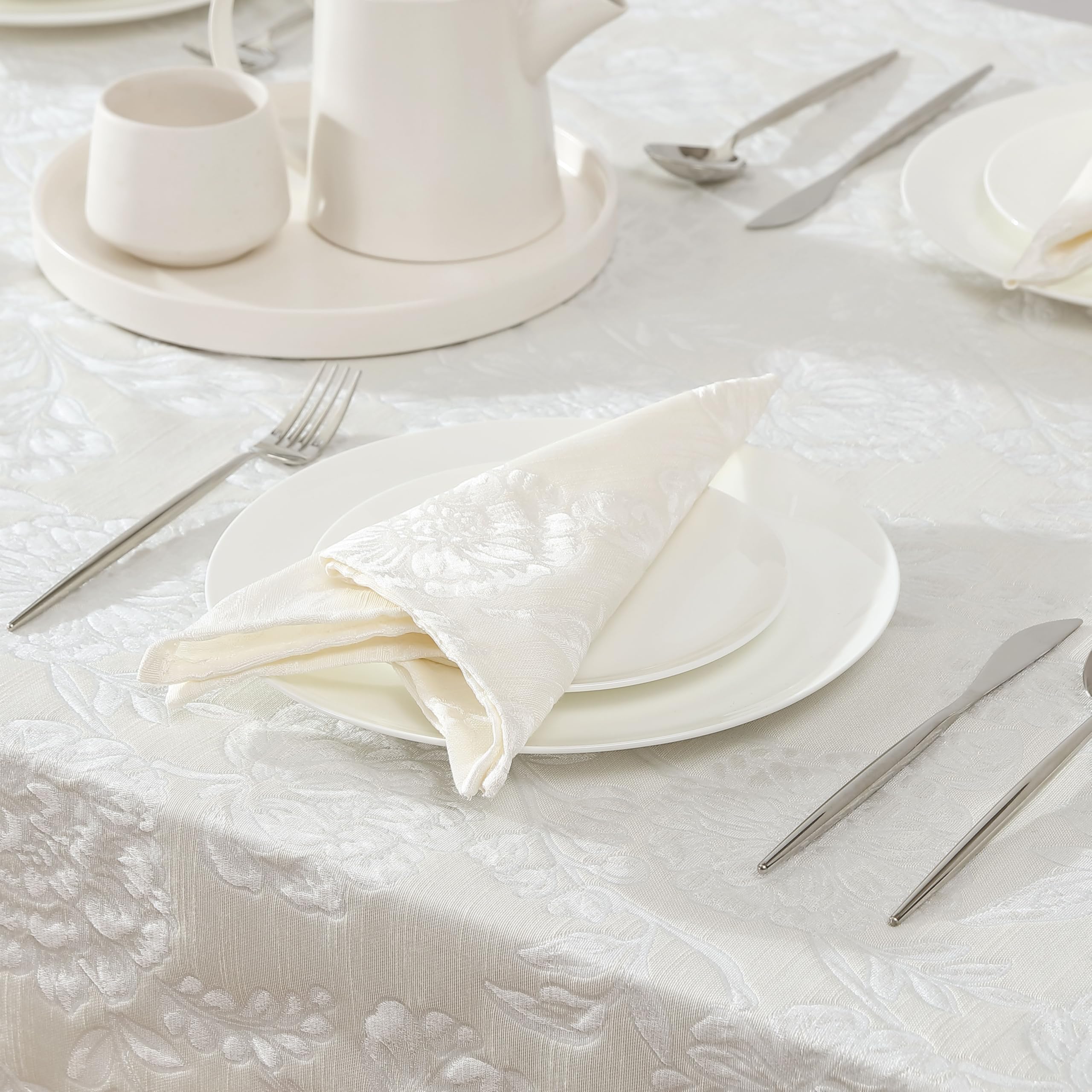 Amazon｜Laura Ashley Annaleigh テーブルクロス ジャカード生地 しわ