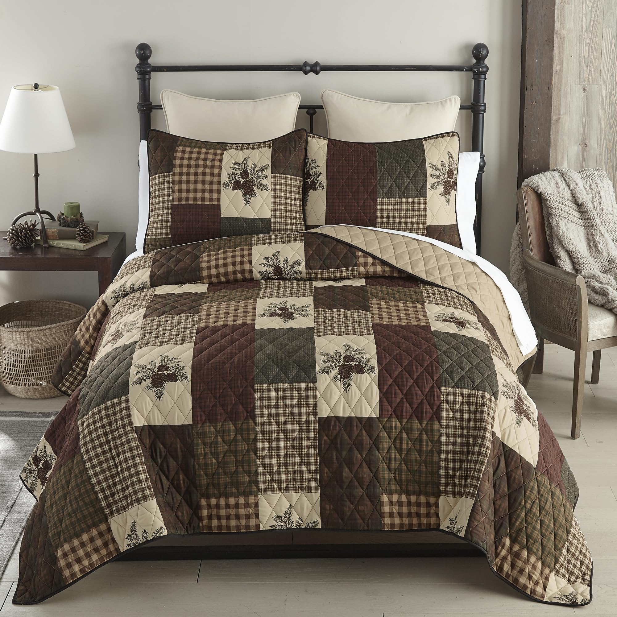 donna sharp queen bedding set - 3 piece - pine panels microfiber quilt set with queen quilt and two standard pillow shams - machine washable - perfect for rustic decor