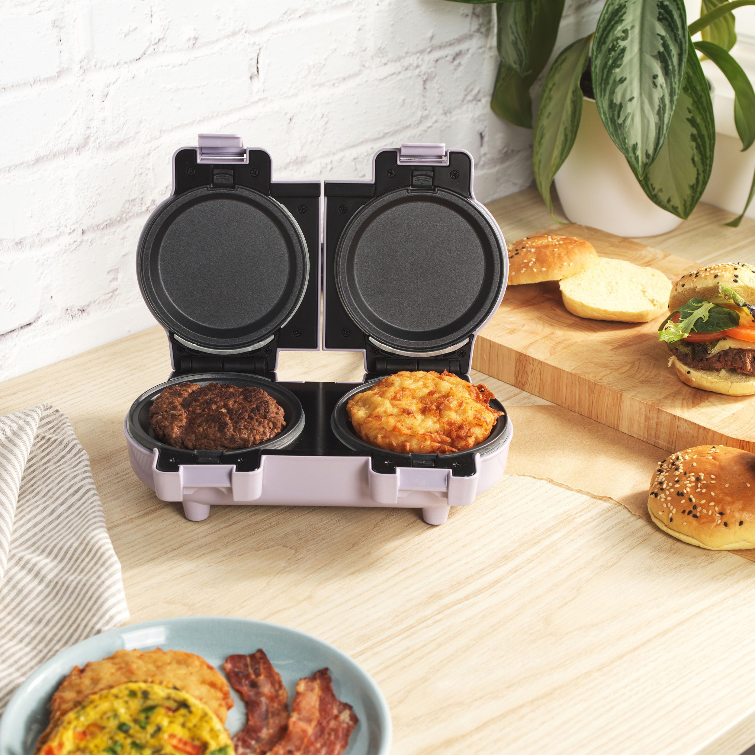 Giles & Posner Appareil de fabrication de snacks– plaques de cuisson amovibles antiadhésives, compact, inclut 4 plates pour omelettes et gâteaux, 4 à gaufres, violet pastel.