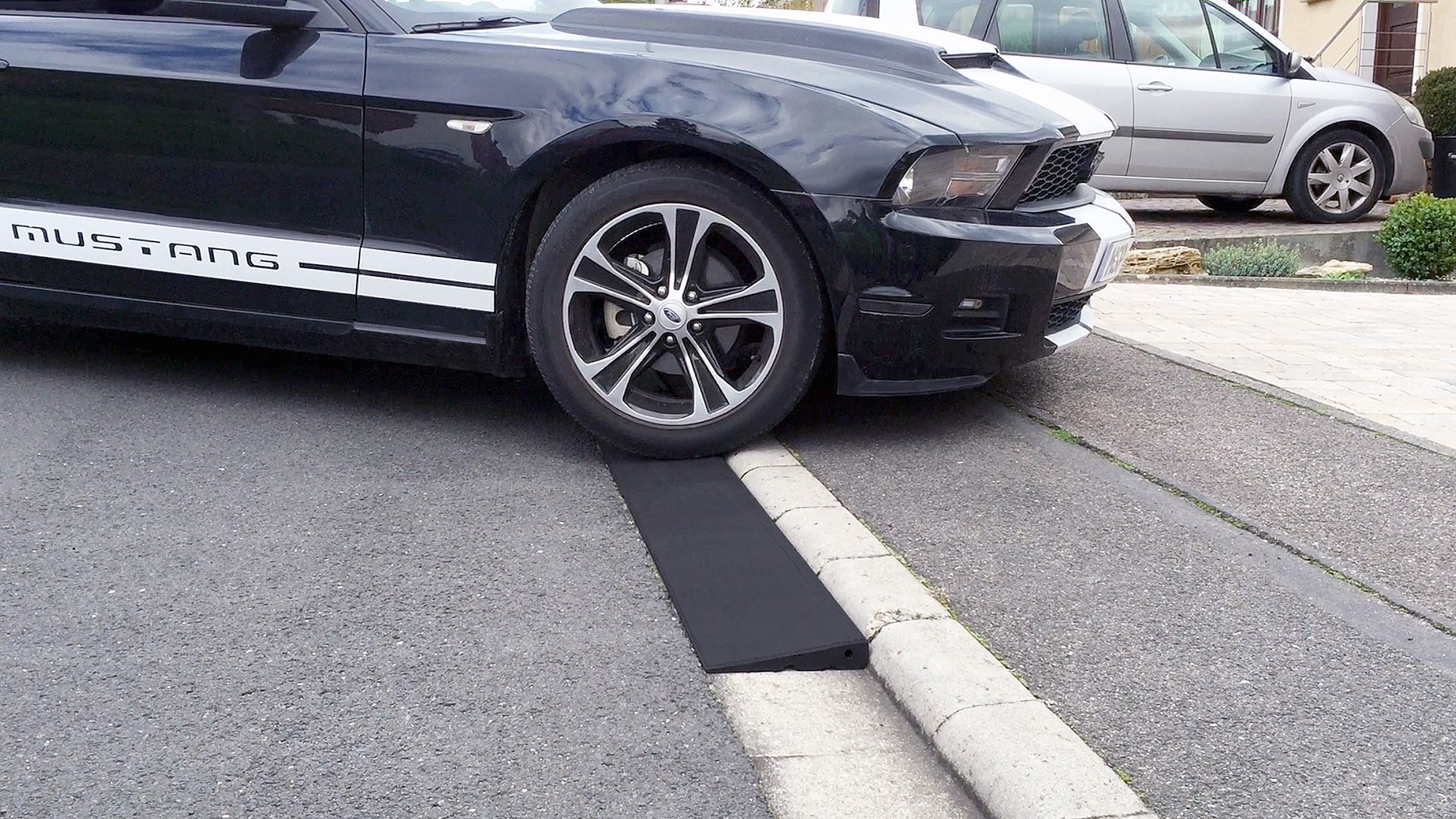 Excellent stoeprandhelling, 25 mm, oprijplaat, overrijplaat, eersteklas stoeprandhelling van rubbergranulaat, made in Germany, zwart. De perfecte oprijplaat voor eenvoudig overrijden van obstakels