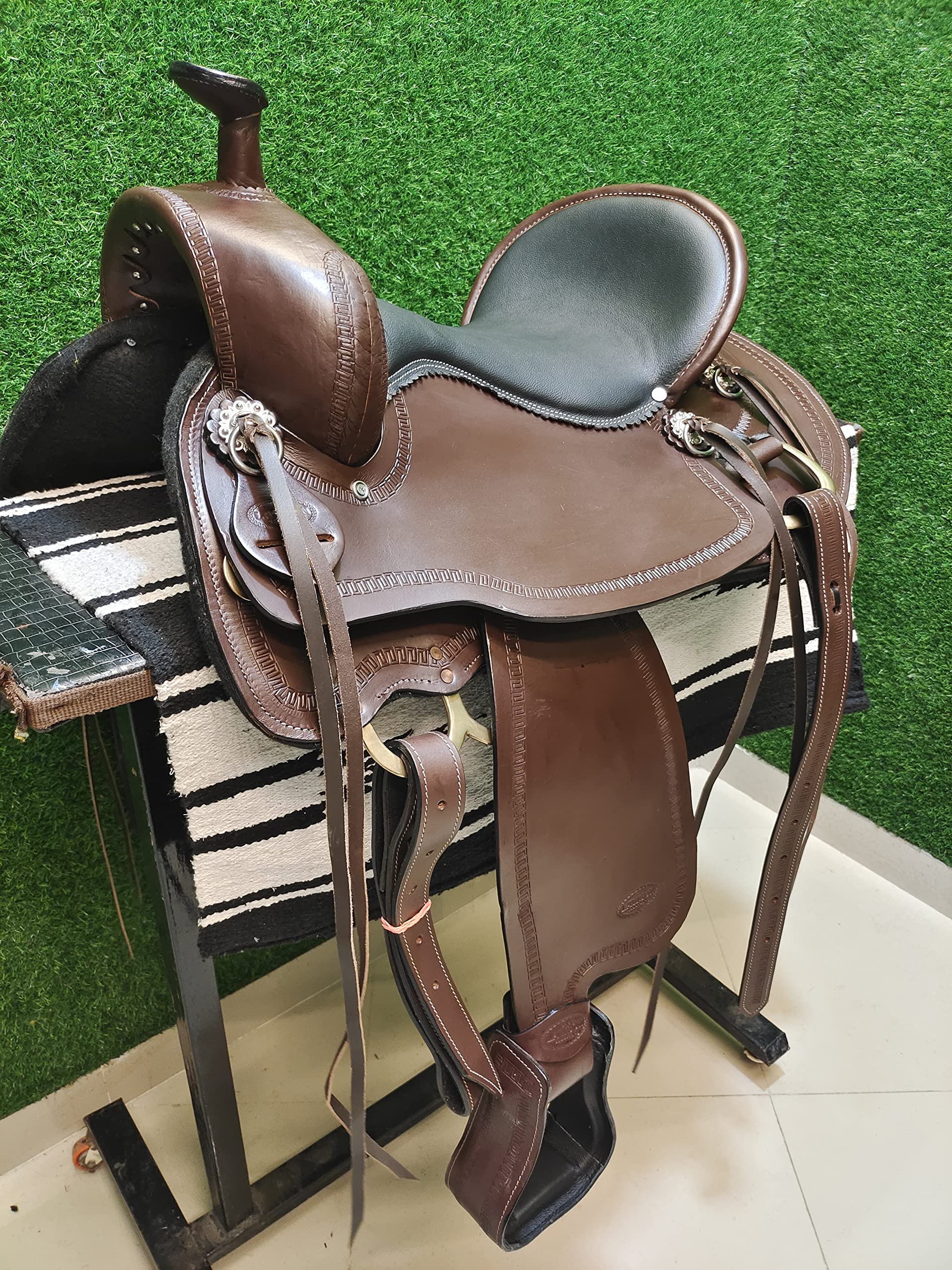 Manaal Enterprises Ensemble selle de cheval synthétique Western Barrel - Taille du siège : 35,6 cm à 45,7 cm (siège de 38,1 cm