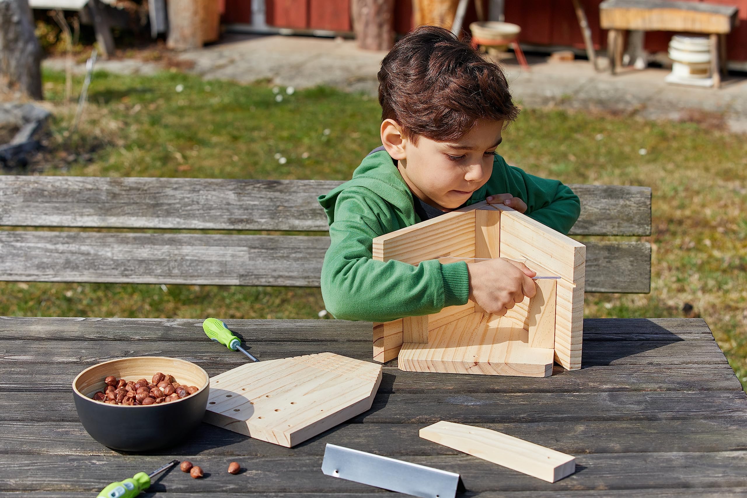 HABA - Terra Kids - Kit mangiatoia speciale scoiattoli - Kit fai da te per casa di scoiattolo solido - in legno PEFC - esterno e giardino - 306914
