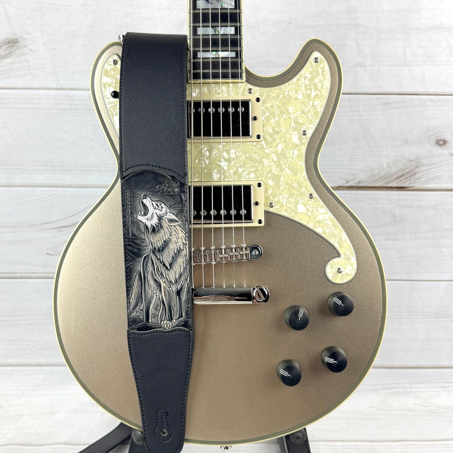 Walker & Williams CVG-WL-B Hand Carved Black And Tan Howling Timber Wolf On Black Leather Guitar Strap