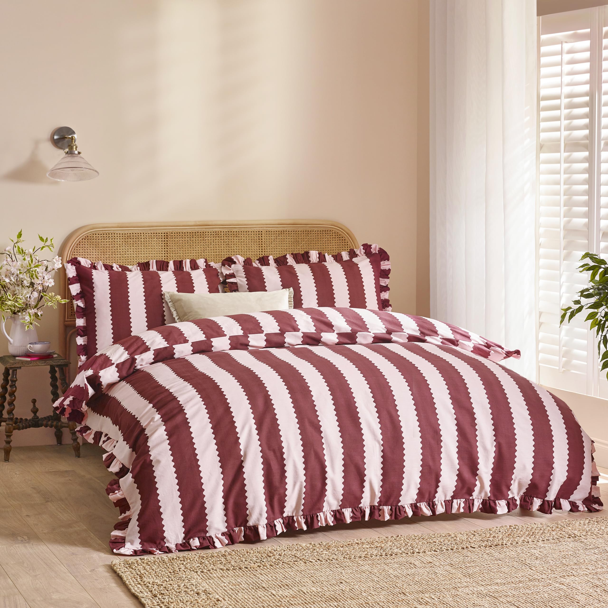 Wylder Nature Birdie Stripe Ruffle Duvet Cover And Pillowcase Set Unisex Burgundy King (230X220cm)