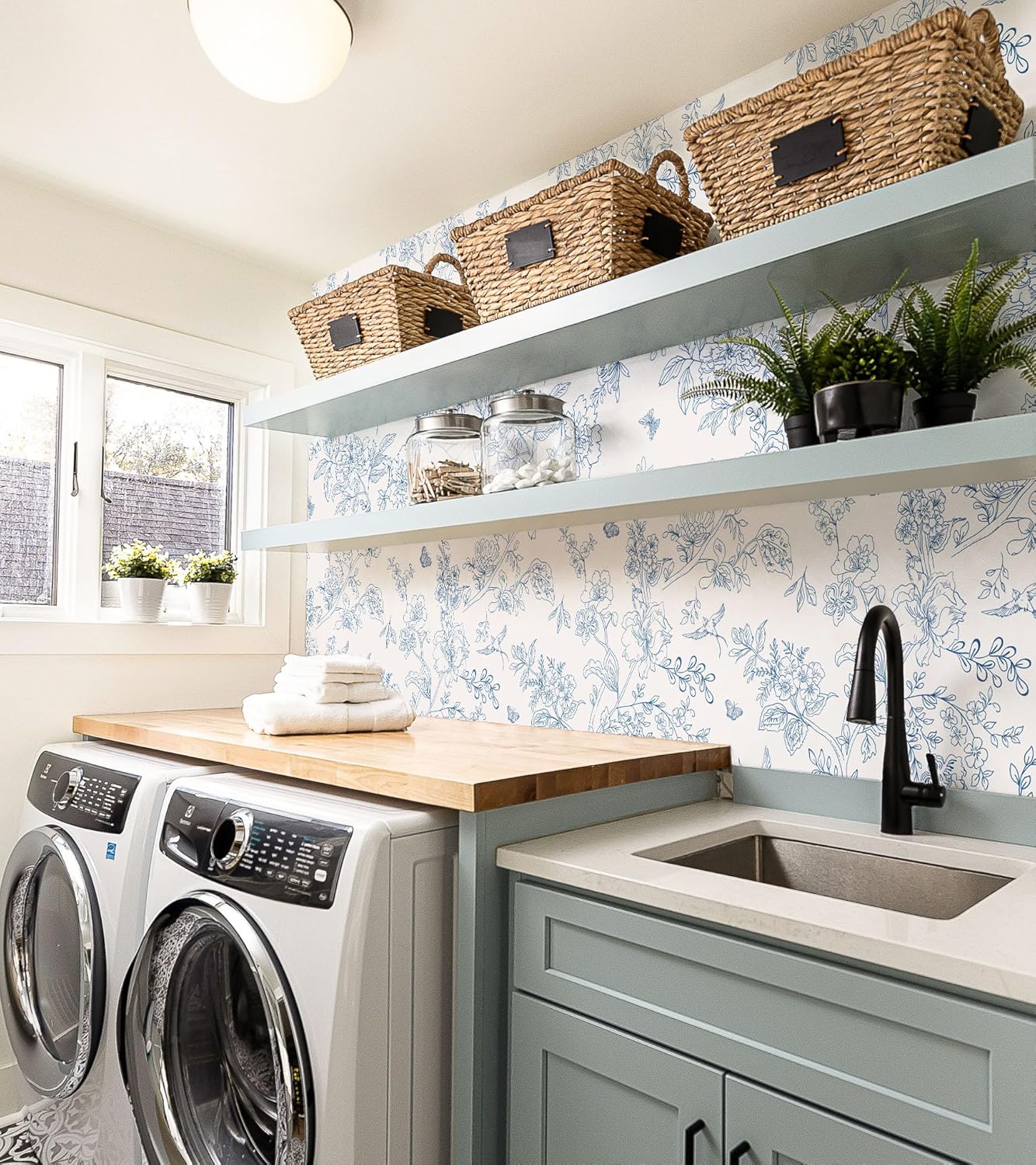 Froluya Cream White and Blue Floral Wallpaper Peel and Stick Wallpaper 17.7"x118.1" Vintage Floral Peel and Stick Wall Paper Removable Boho Self Adhesive Contact Paper for Bedroom Bathroom Vinyl