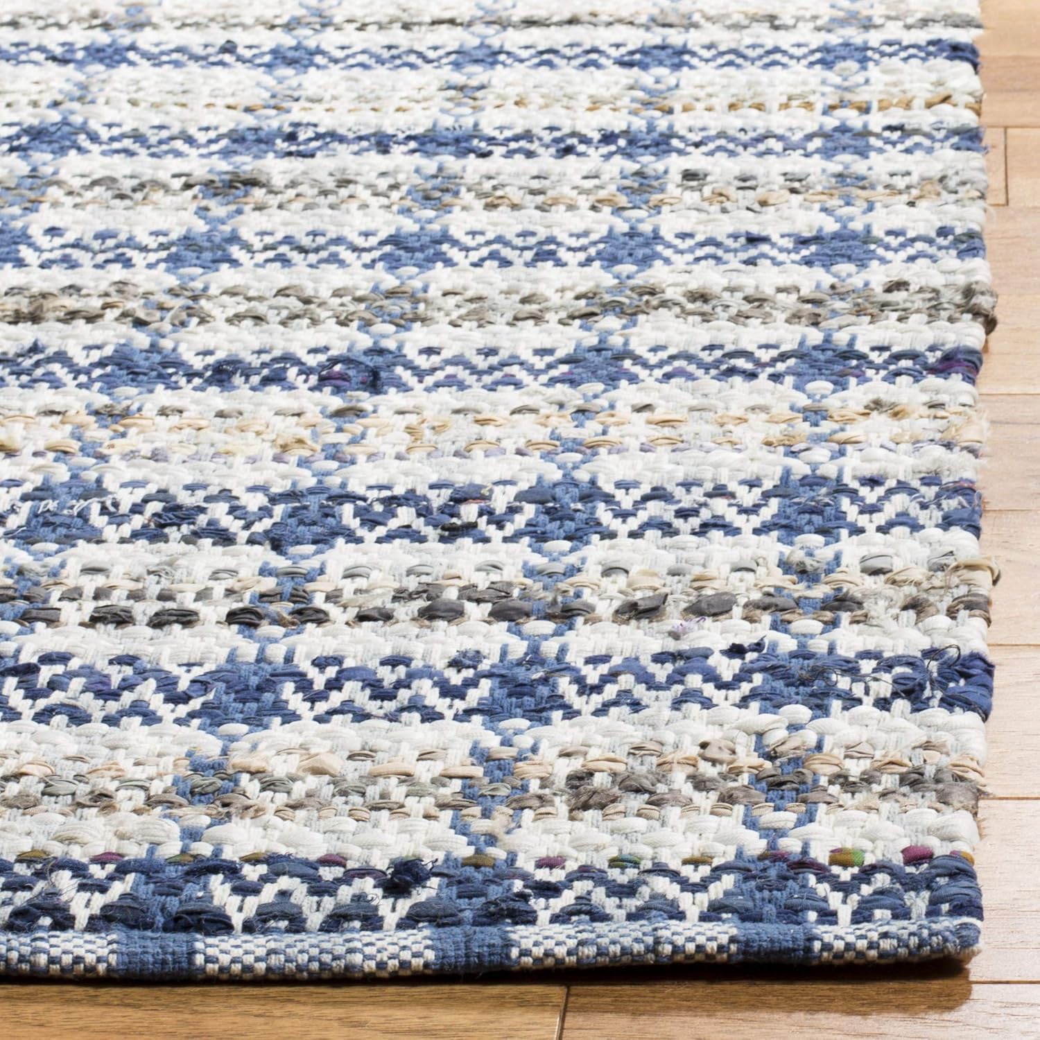 SAFAVIEH Montauk Collection Accent Rug - 2'6" x 4', Blue & Multi, Handmade Cotton, Ideal for High Traffic Areas in Entryway, Living Room, Bedroom (MTK950B)