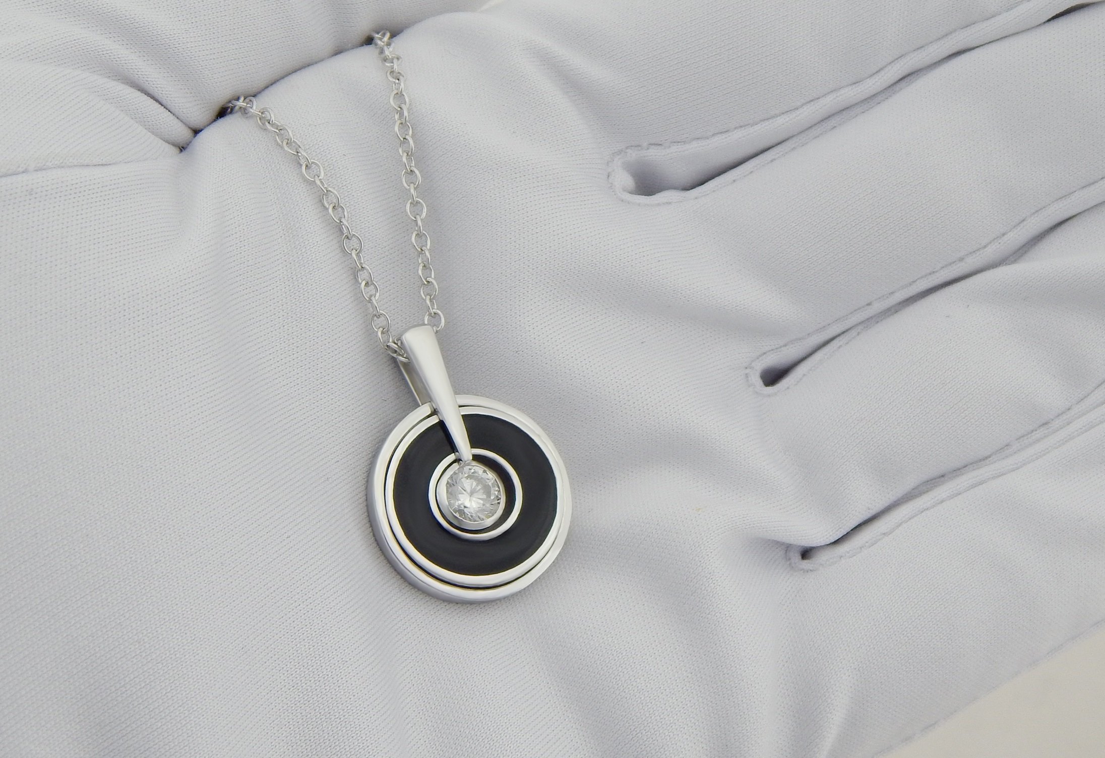 collana e ciondolo da donna in vero argento 925 rodiato, in vero argento con zirconi e resina nera pneumatici mobili nell'anello – regalo di Natale per la donna