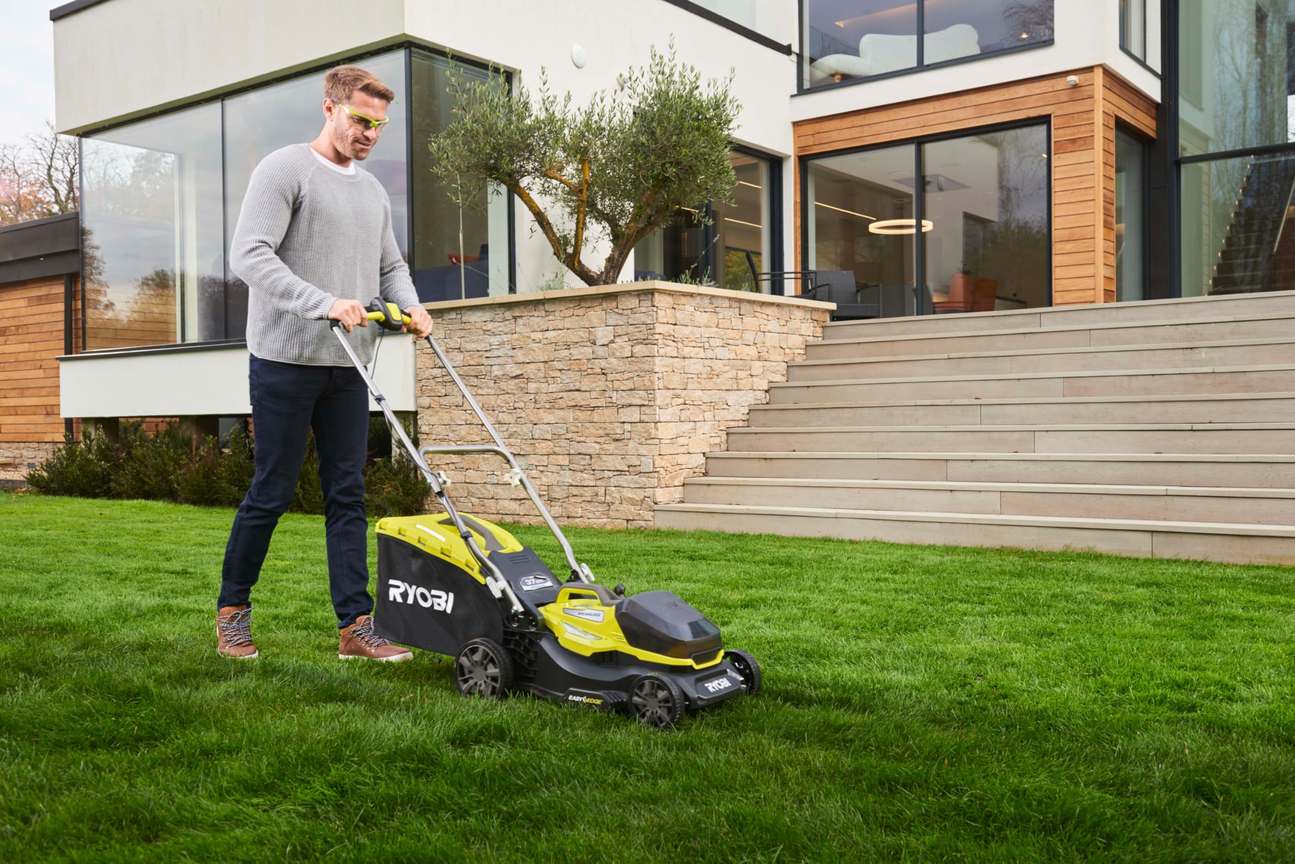 Ryobi RY18LM37A‑140 Tagliaerba Brushless a Batteria 18 V ONE+, Larghezza 37 cm, 6 Livelli Altezza, EasyEdge™, Sacco 45 L, Batteria 4 Ah e Caricabatterie Inclusi