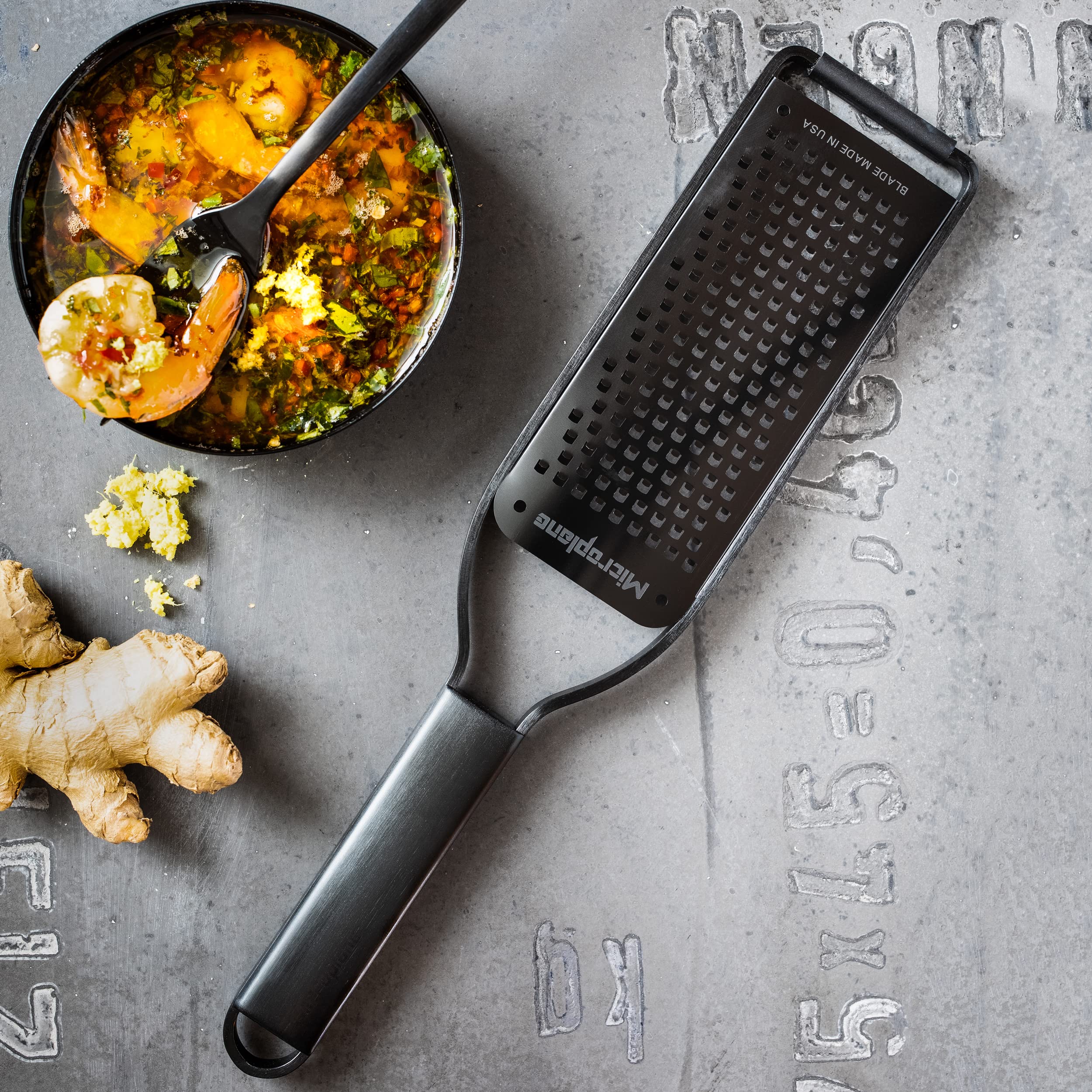 Microplane Grattugia da Cucina con Lama Spessa in Acciaio Inox Made in USA per Formaggio, Carote, Zenzero, Cocco e rafano della Serie Black Sheep