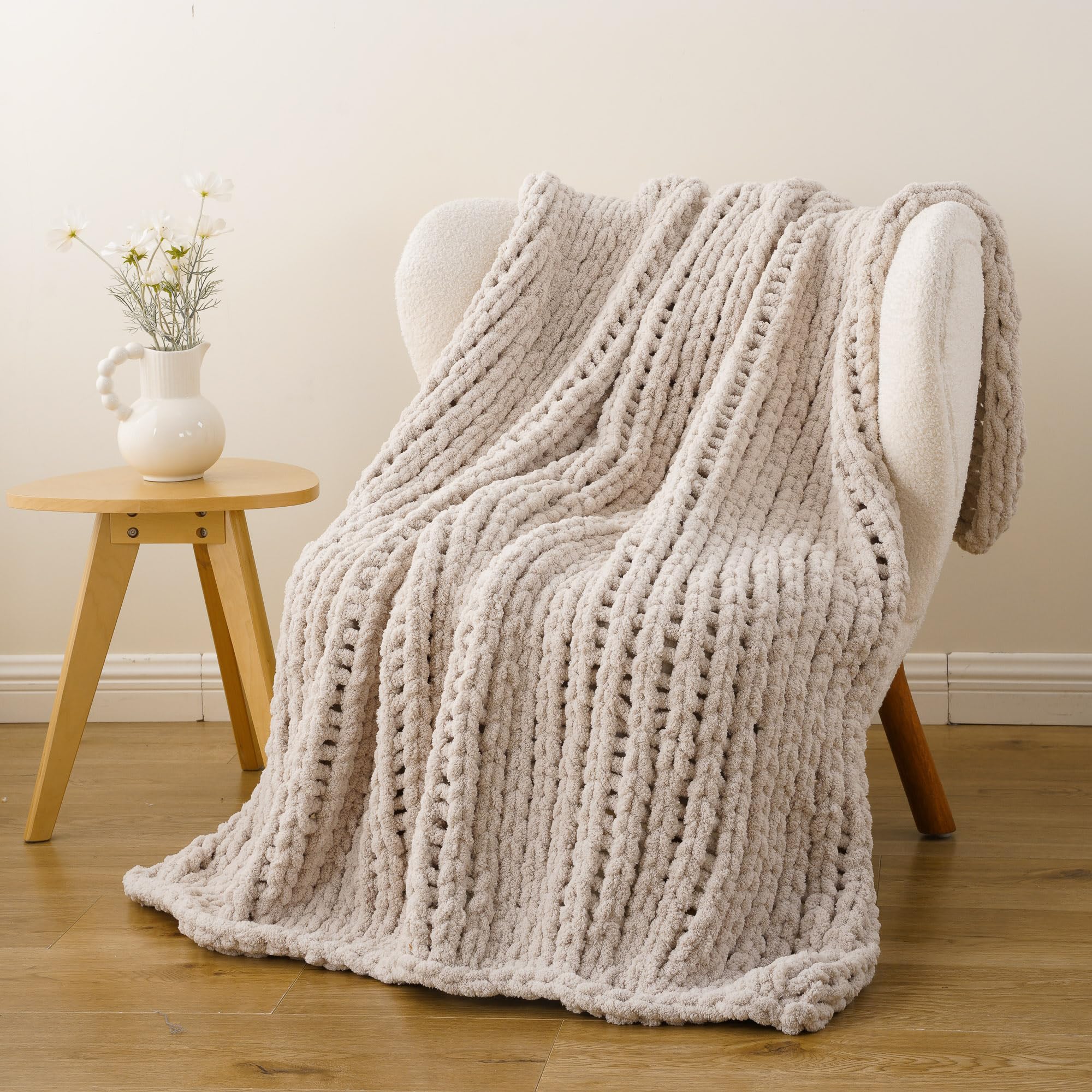 Battilo Manta de punto grueso, manta de felpilla suave y gruesa, 50 x 60 pulgadas, hecha a mano, manta de ganchillo de punto trenzado grande para sofá, cama, decoración del hogar, color gris pardo