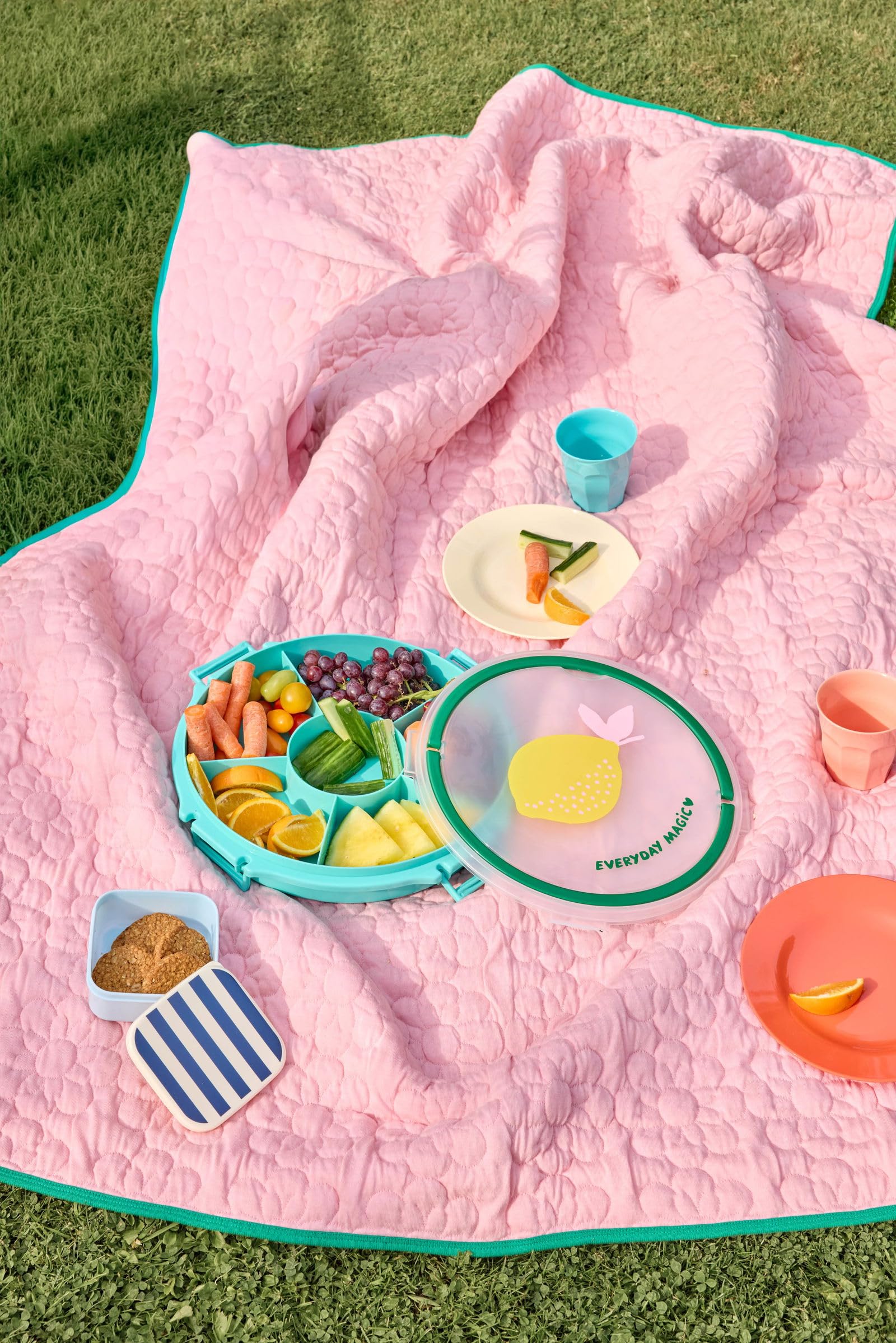 Rice Snackbox mit Fächern rund, Servierplatte mit Deckel, Türkis Zitrone | Snackbox mit 6 Fächern, Deckel und Zitronendesign - ideal für Obst, Dips, Picknick, Party und Brunch.