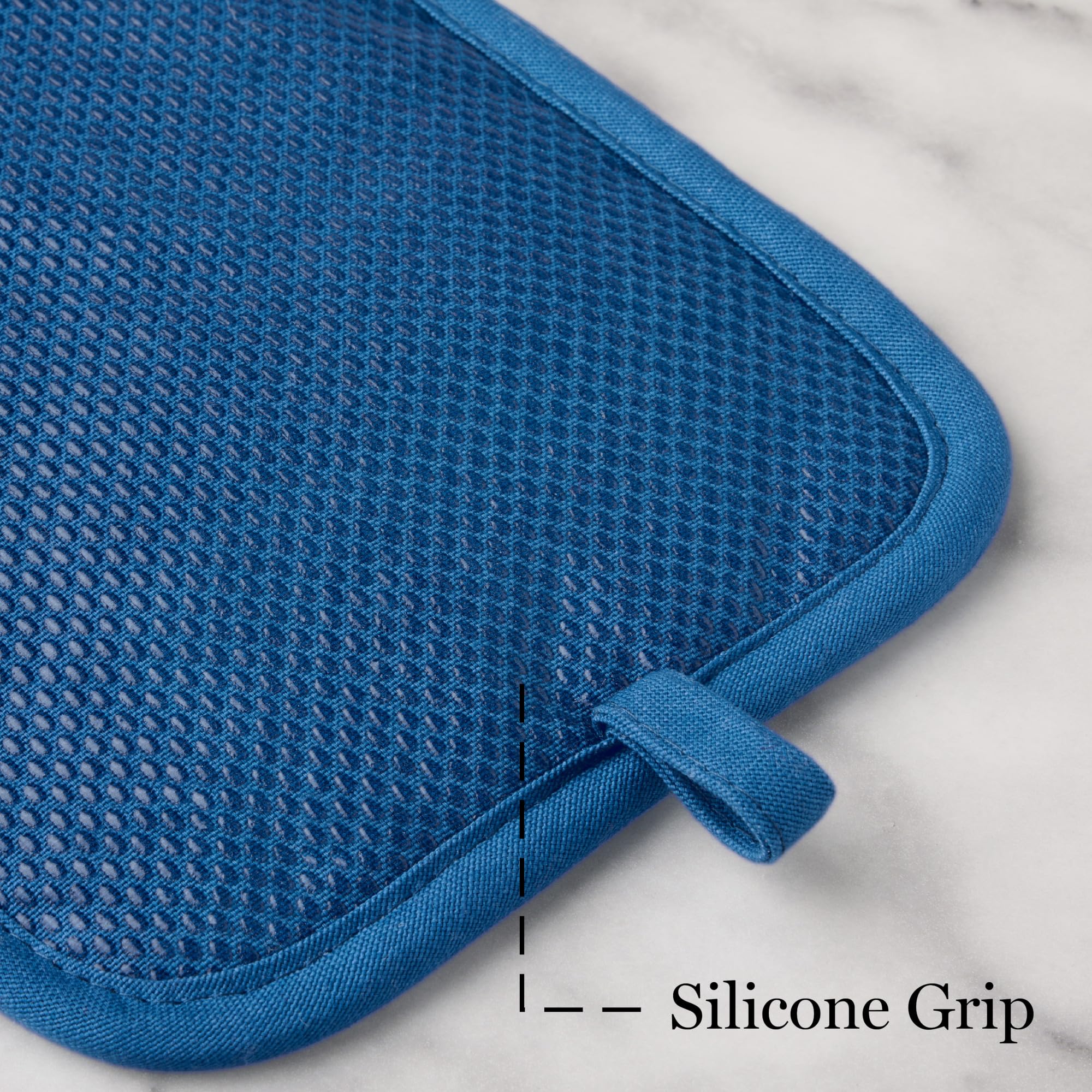 MARTHA STEWART Strie Medallion - Set di 2 presine resistenti al calore, antiscivolo, in silicone, blu navy, 17,8 x 25,4 cm