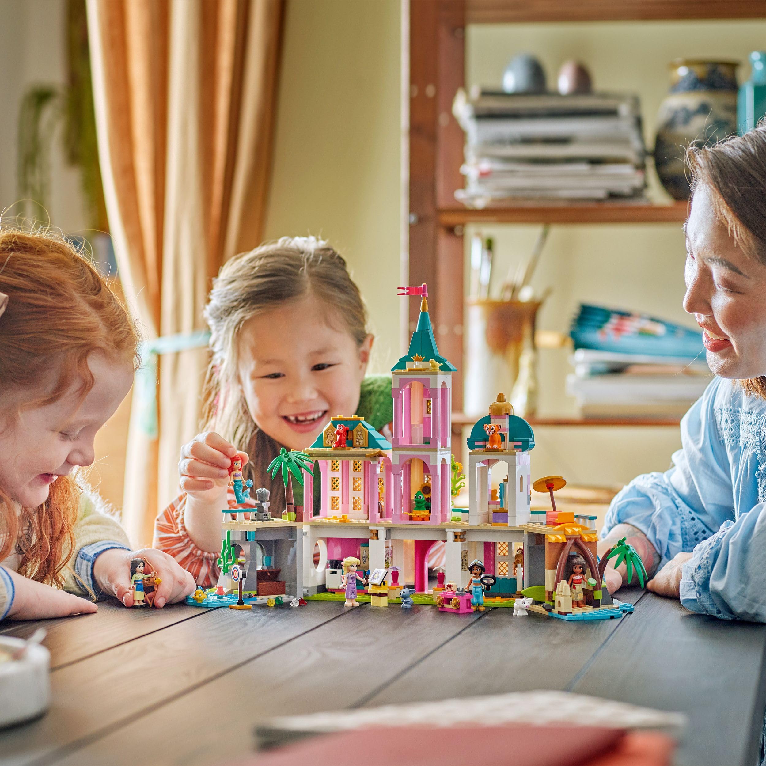 LEGO ǀ Disney Princess Zamek księżniczek i królewskie zwierzaki 43267 | Modułowy zamek i 10 postaci Disneya, zabawka dla 6-latki, prezent dla dziewczynki i chłopca, klocki dla dzieci, 787 elementów