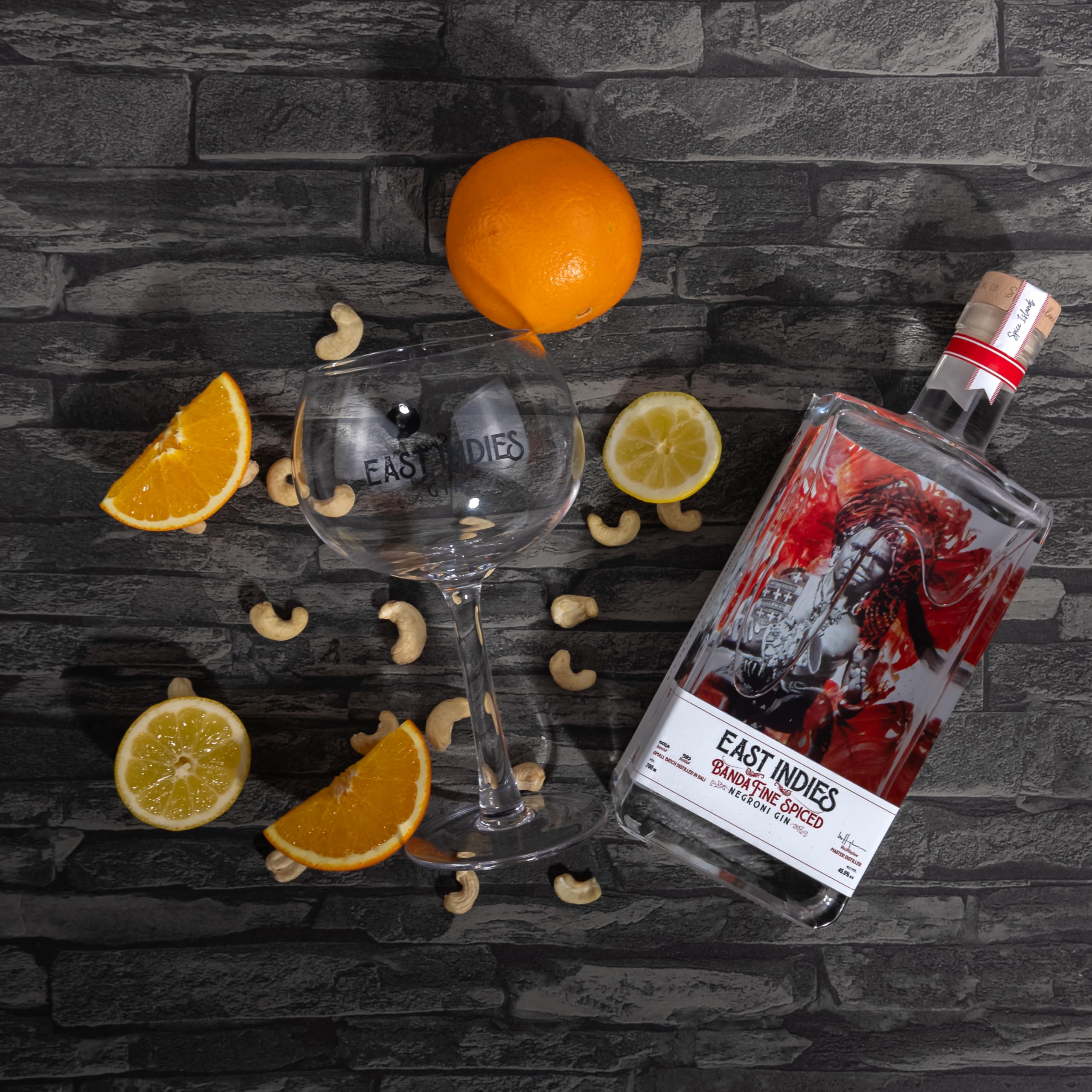 East Indies Banda Spiced Negroni Gin Geschenkset – Exklusiver Gin mit stilvollem Ballon Glas in hochwertiger Geschenkbox (1 x 0,7l)