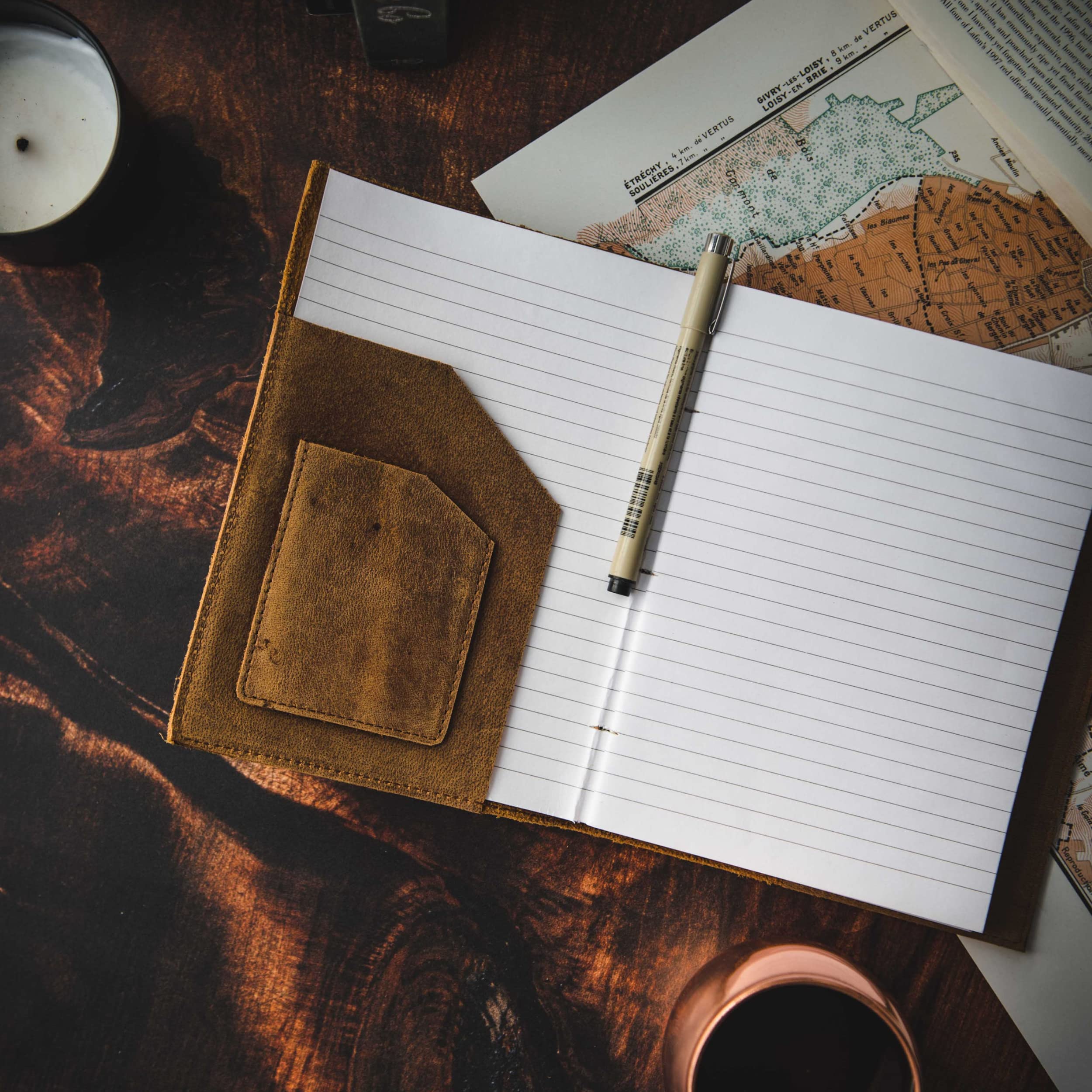 Journal rechargeable en cuir | Couverture de carnet lignée de qualité supérieure A5 | 15,2 x 22,9 cm | 200 pages d'écriture lignées | Emplacement pour carte | Journal relié en cuir pour homme et femme