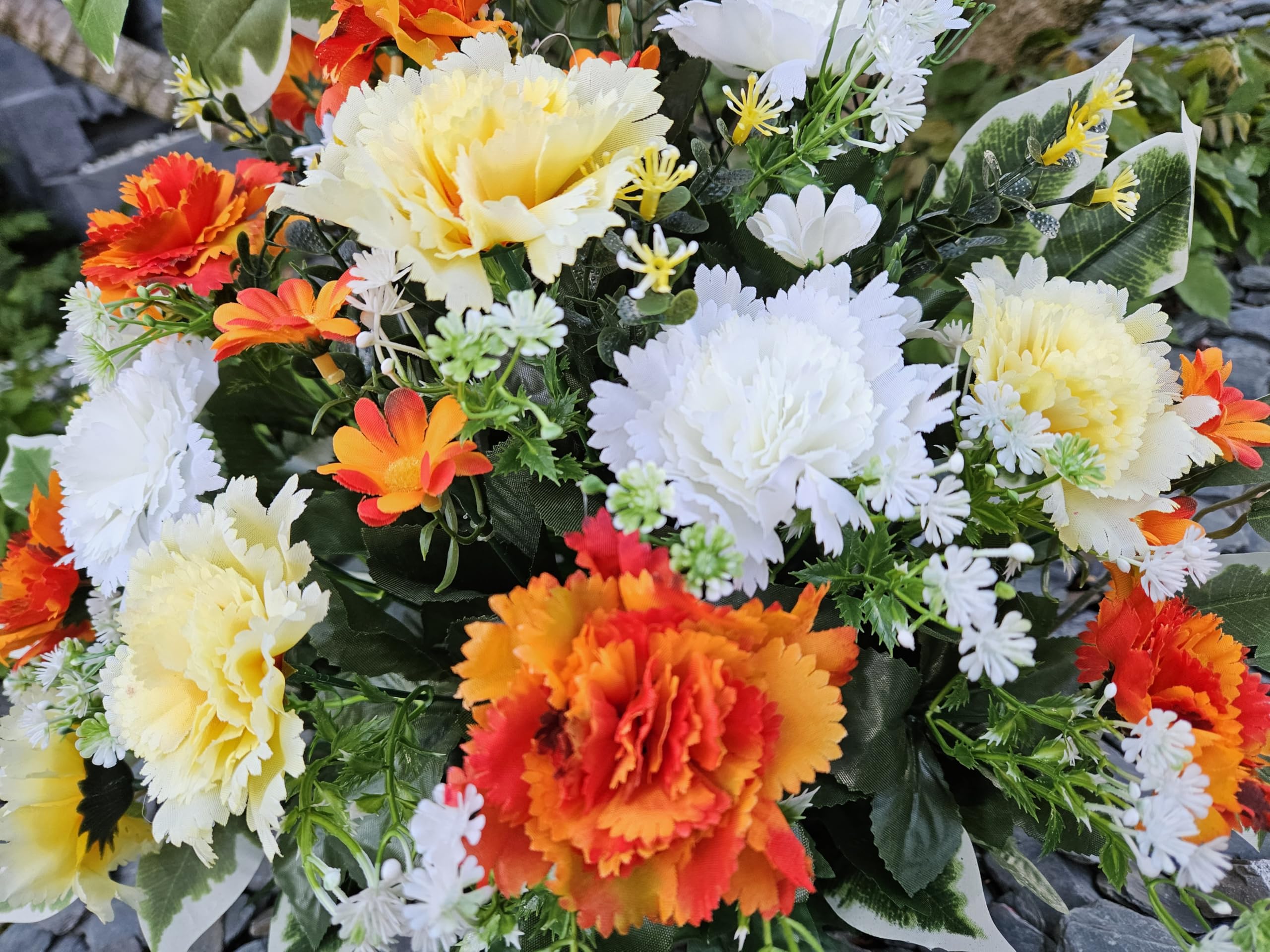 Composition De Fleurs Artificielles, Lesté Ciment pour Une Parfaite Tenue à L' extérieur. Réalisé par Nos Soins, Fleurs de Qualité. Dimension - Largeur/32cm - Longueur/72cm