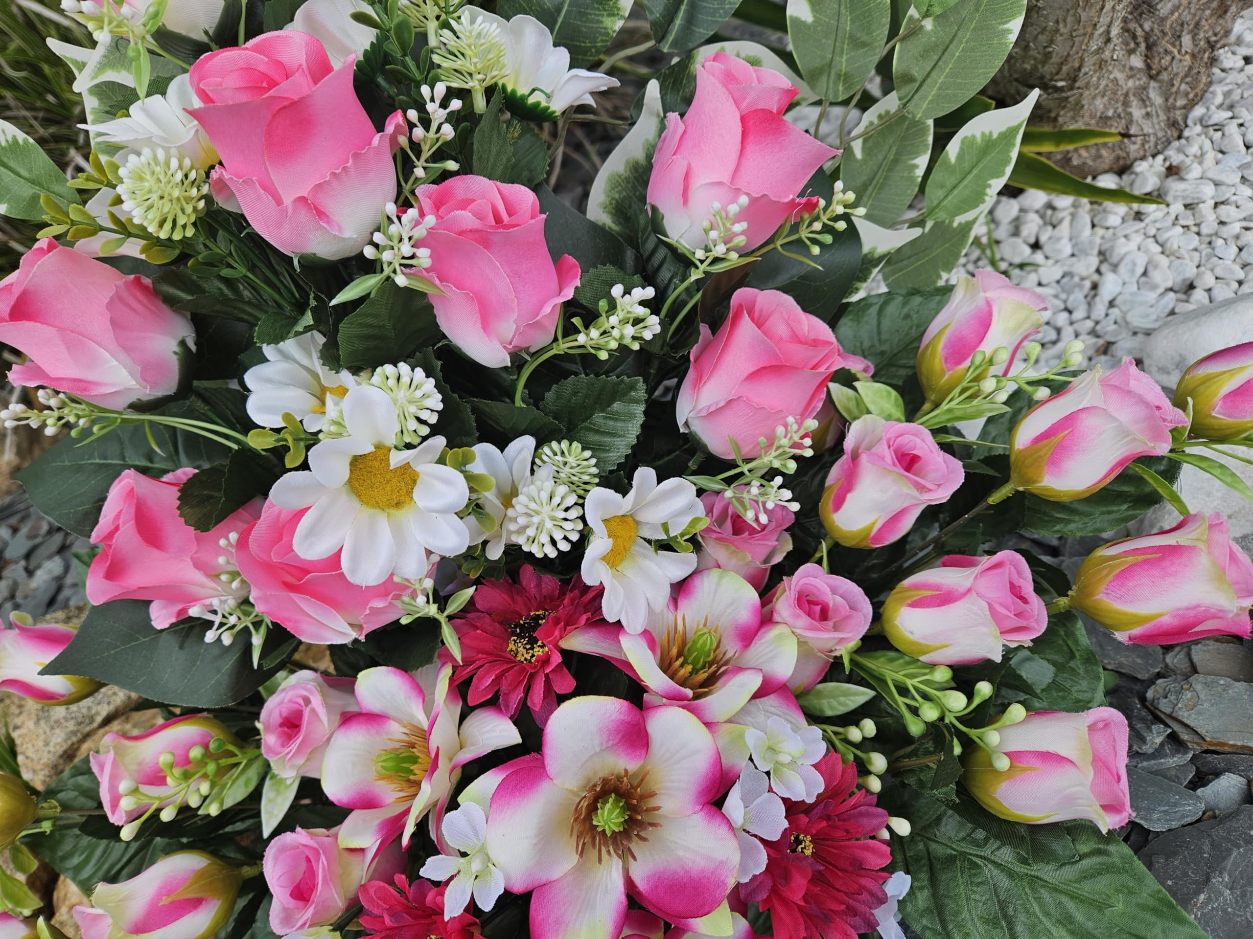 Composition de Fleurs Artificielles Lesté Ciment, pour Une Parfaite Tenue à L' Extérieur. Réalisé par nos Soins. Fleurs de Qualité.