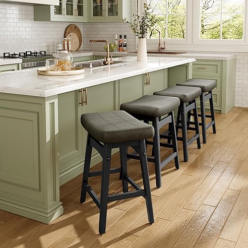 Miniatura 8 de MAISON ARTS Juego de 4 taburetes de bar grises para encimera de cocina, patas de madera maciza con asiento de silla de montar de piel sintética,