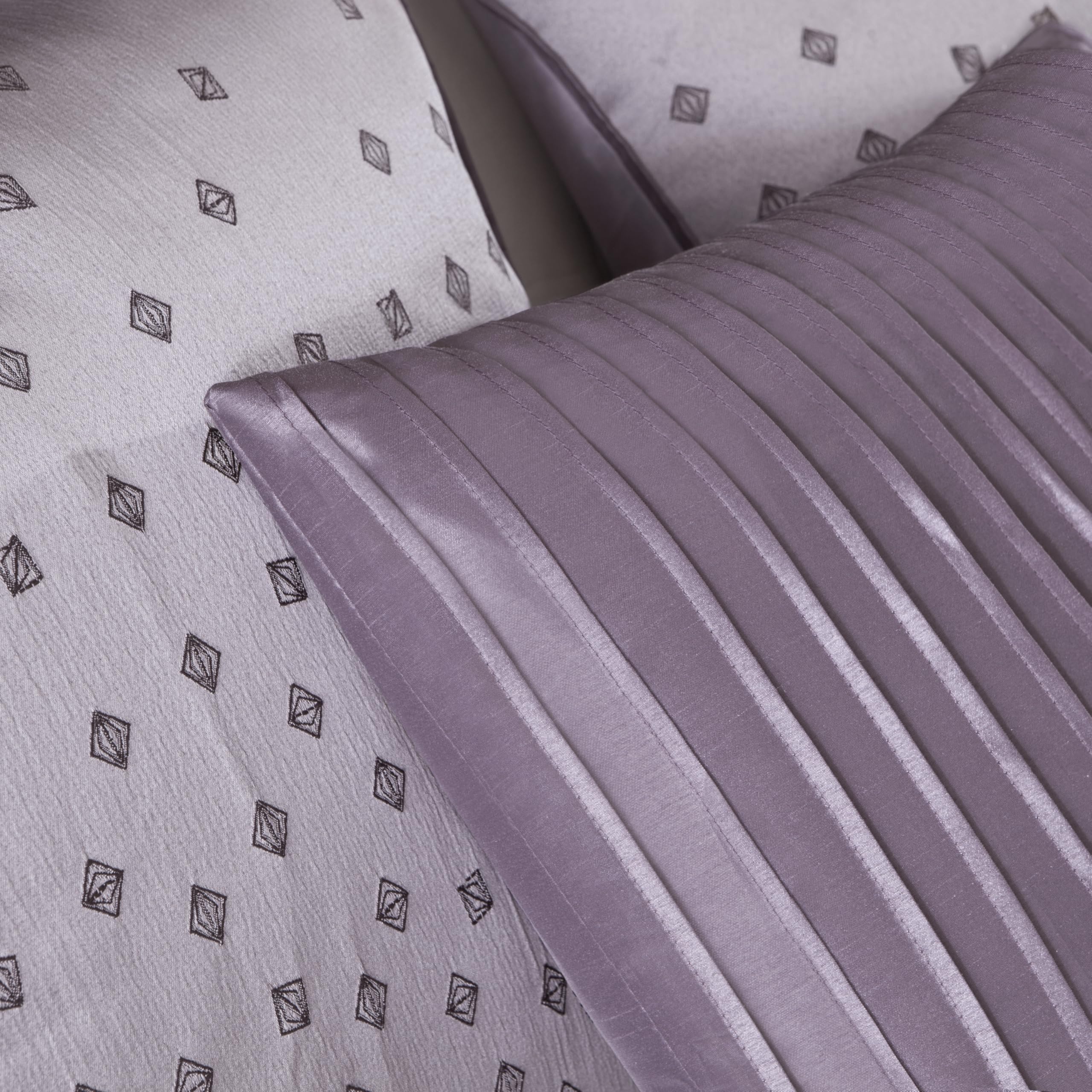 Madison Park Biloxi Jacquard-Bettwäsche-Set – modernes geometrisches Design, Ganzjahres-Daunen-Alternative, gemütliche Bettwäsche mit passenden Kissenbezügen, dekoratives Kissen, King-Size-Bett (264,2 x 233,7 cm), Ombré-Violett, 7-teilig