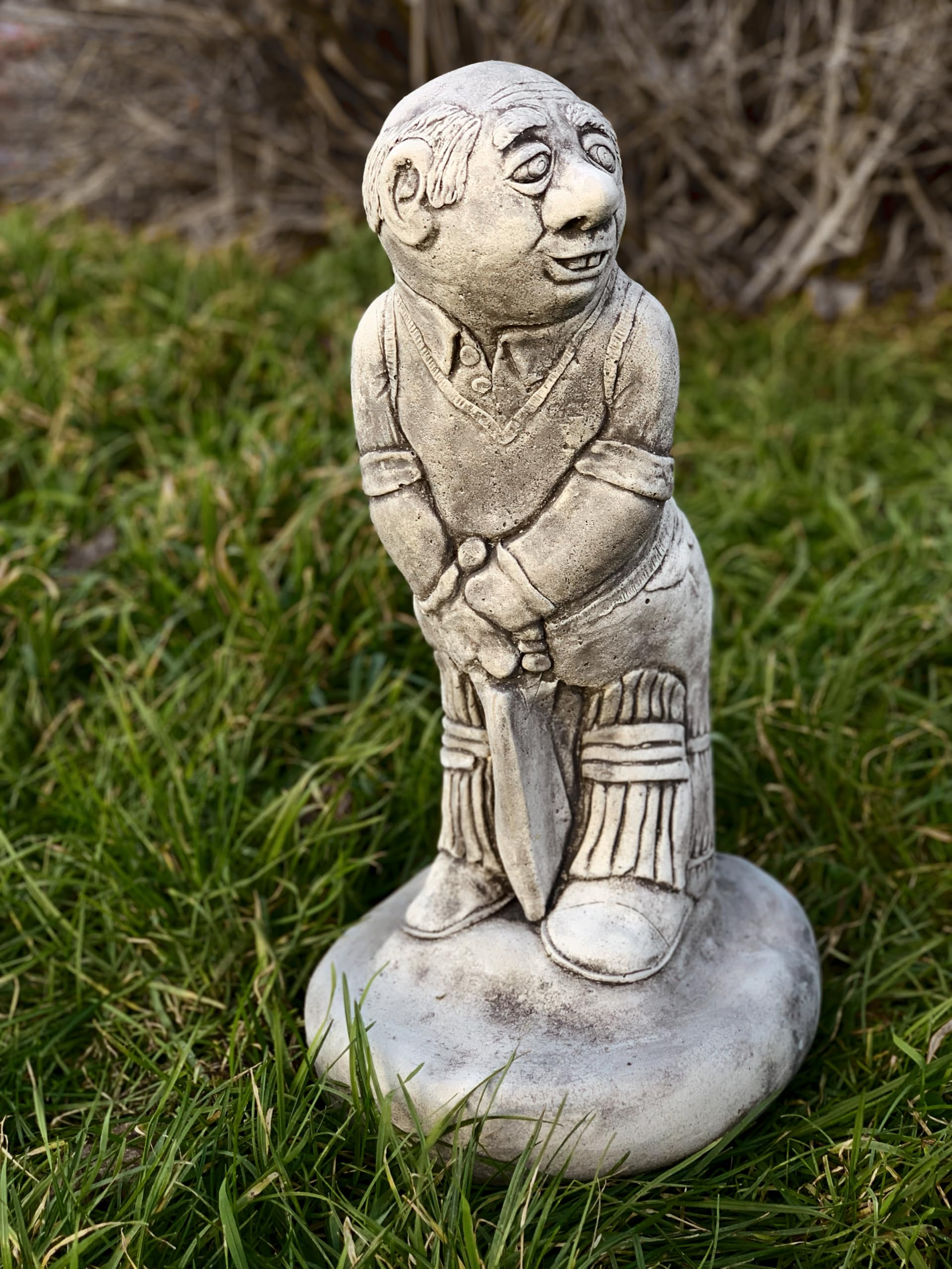 OLOMA Cricket player figurine Concrete Cricket bowler sculpture Outdoor humorous man decoration Stone player decoration Lawn ornament Front door art Lover gift Garden and home art