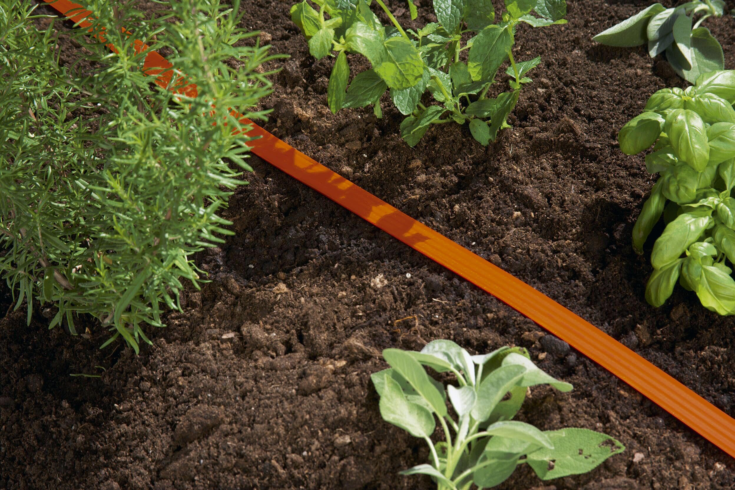 Arroseur souple Gardena : arroseur à pulvérisation pour massifs et surfaces étroits, pulvérisation fine, adapté à de nombreux raccords Gardena, réglage de la longueur, 15 m, orange (996-20) (Lot de 2)