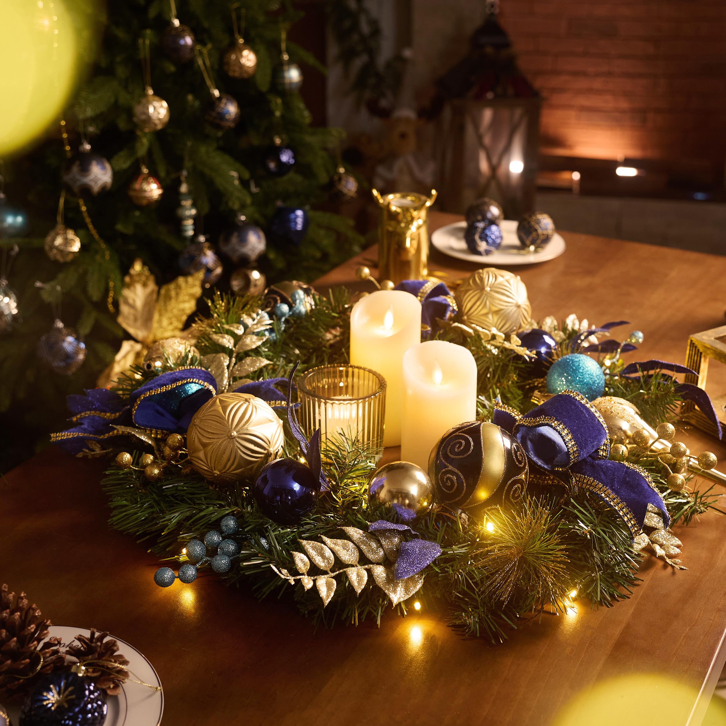Valery Madelyn Couronne de Noël pré-éclairée pour porte d'entrée, grande couronne de Noël de 61 cm avec boules de Noël bleues pour cheminée, fenêtre, table d'extérieur, centre de table, décoration de