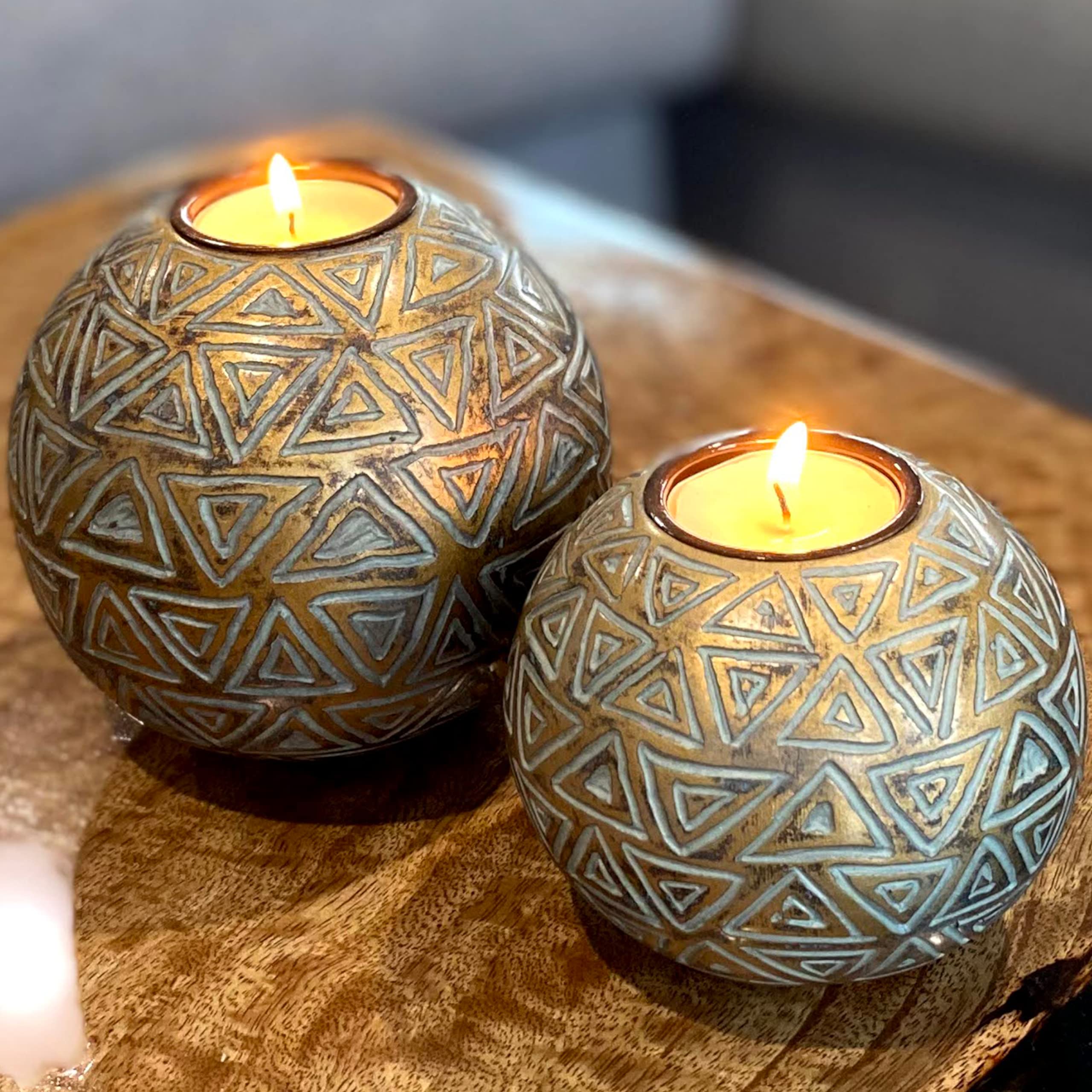 Aurum Gold Orb Teelichthalter – (Geschenkbox, 2er-Set) Couchtischdekoration (rustisches Dreieck-Muster, Gold und Grau)