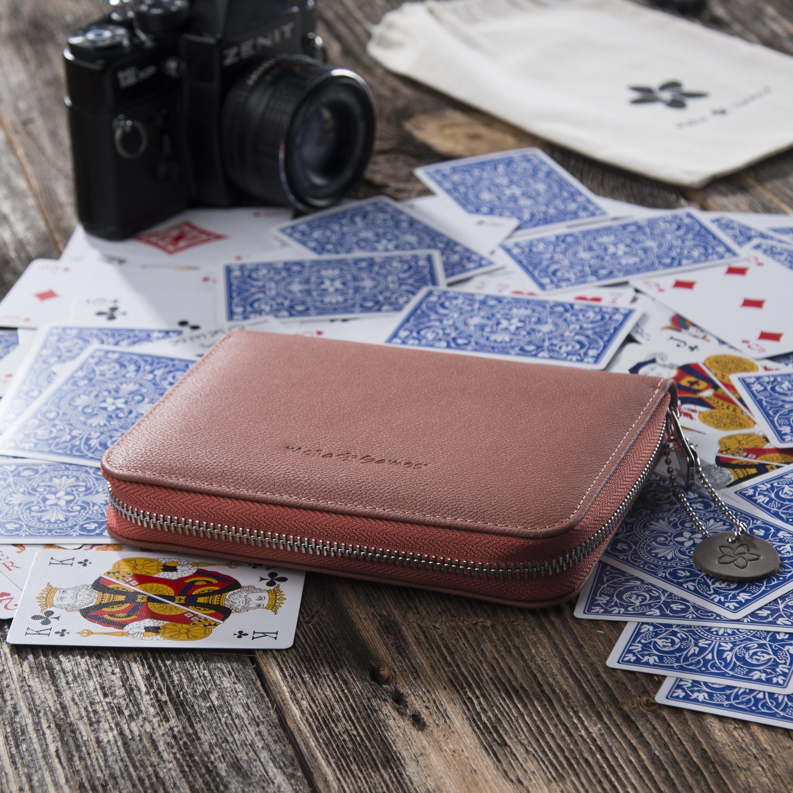 Playing Cards Set Deluxe - Pochette en Cuir Véritable Fait Main - Set de Voyage INCL. 2 Jeux de Cartes, Block-Note, Crayon (Designer Edition) (Coral Red)