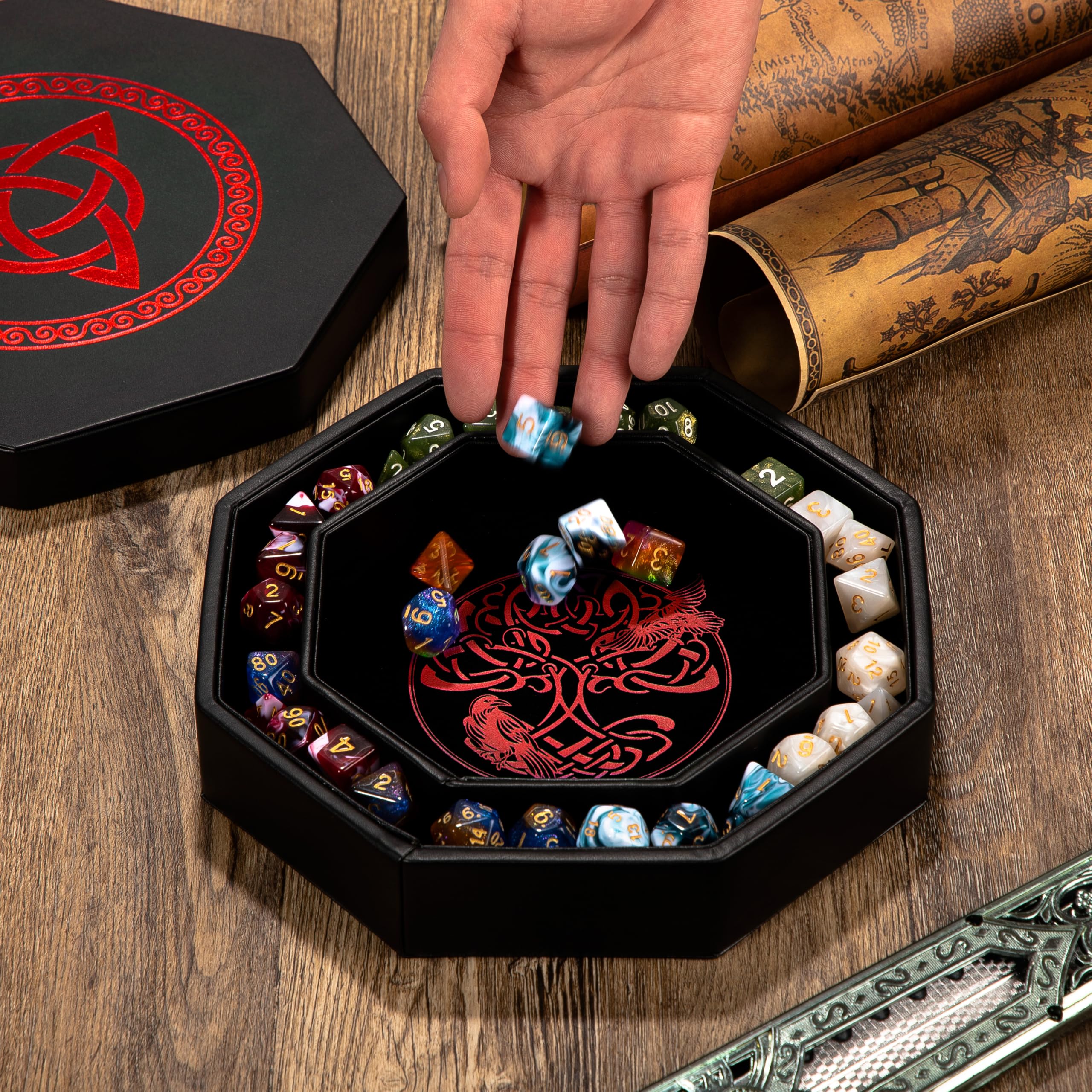 DND - Bandeja de dados de 8 pulgadas, diseño de mazmorras y dragones de alta calidad, diseño exquisitamente detallado de árbol del mundo rojo y triquetra, perfecto para enrollar y almacenar tus dados