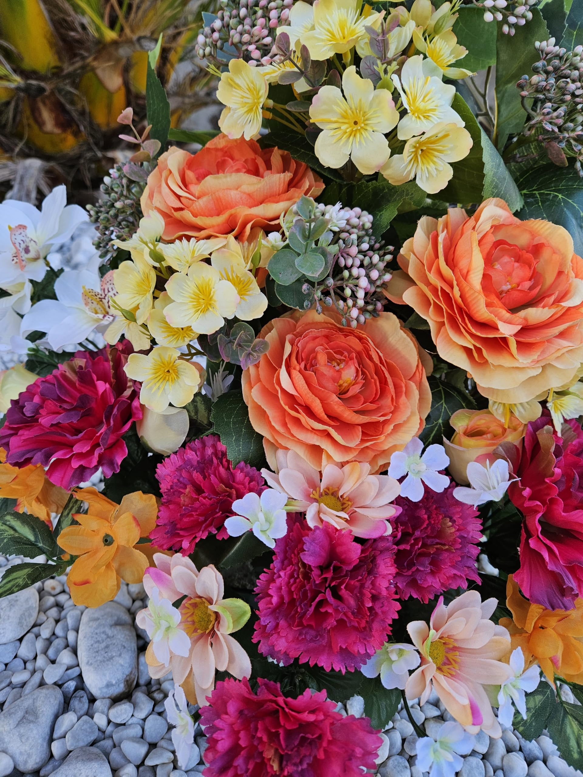 Composition de Fleurs Artificielles, Lesté Ciment pour Une Parfaite Tenue à L' Extérieur. Réalisé par nos Soins.