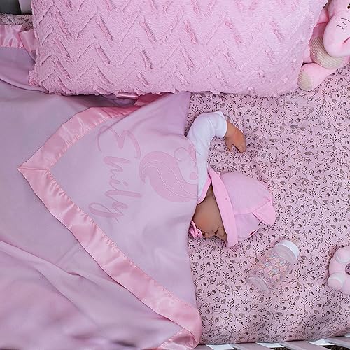 Miniatura 3 de Be Burgundy Mantas de bebé personalizadas con nombre  Manta grande de recepción de bebé  36 x 36 pulgadas  Borde satinado, forro polar  Rosa