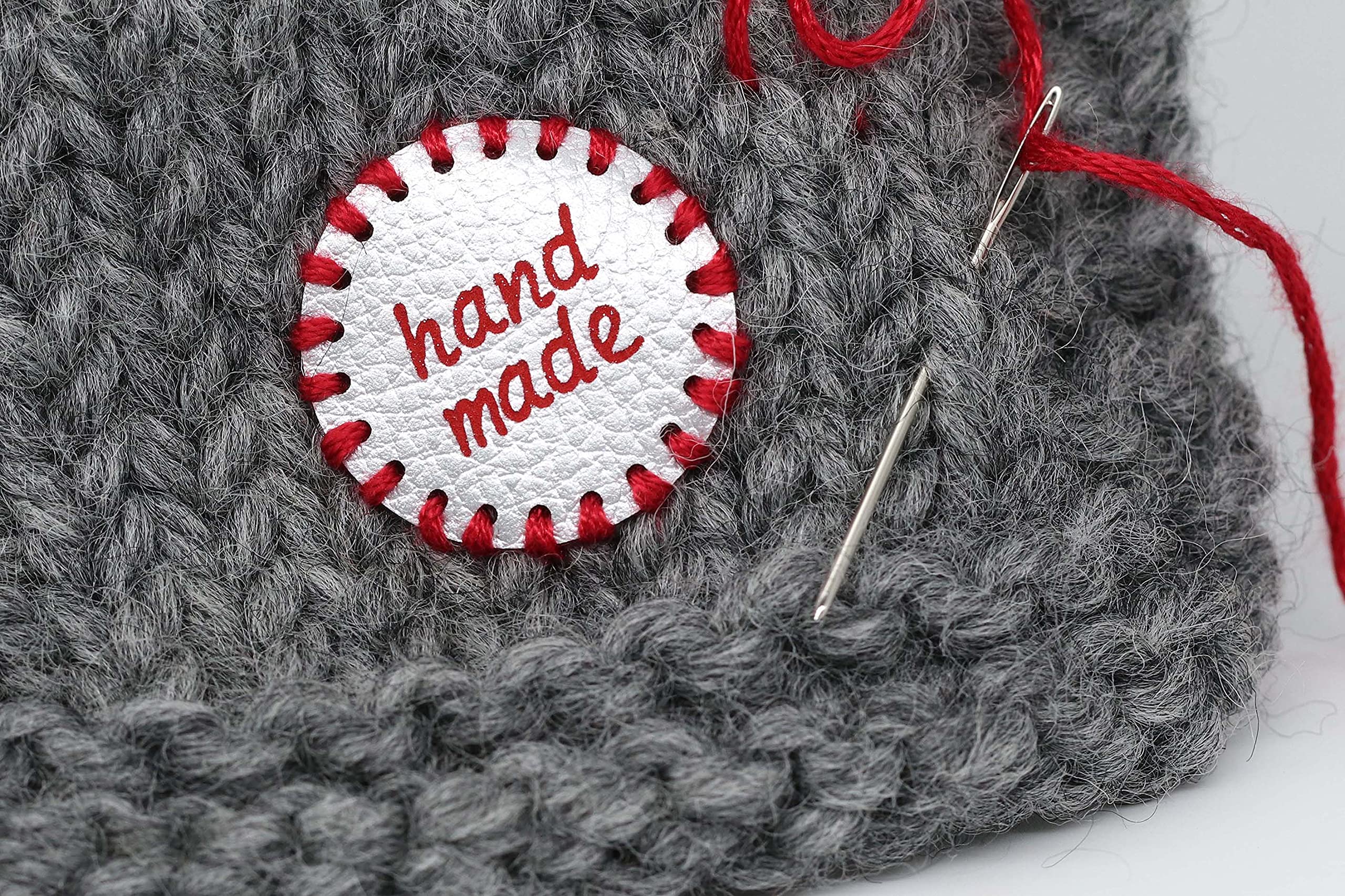 Etichette Handmade PU Rotonde - Rosso-Argento MOD. RO02 - Tag Handmade Etichette Etichette Handmade da Cucire Fatto a Mano (30 Pezzi - Testo Personalizzato)