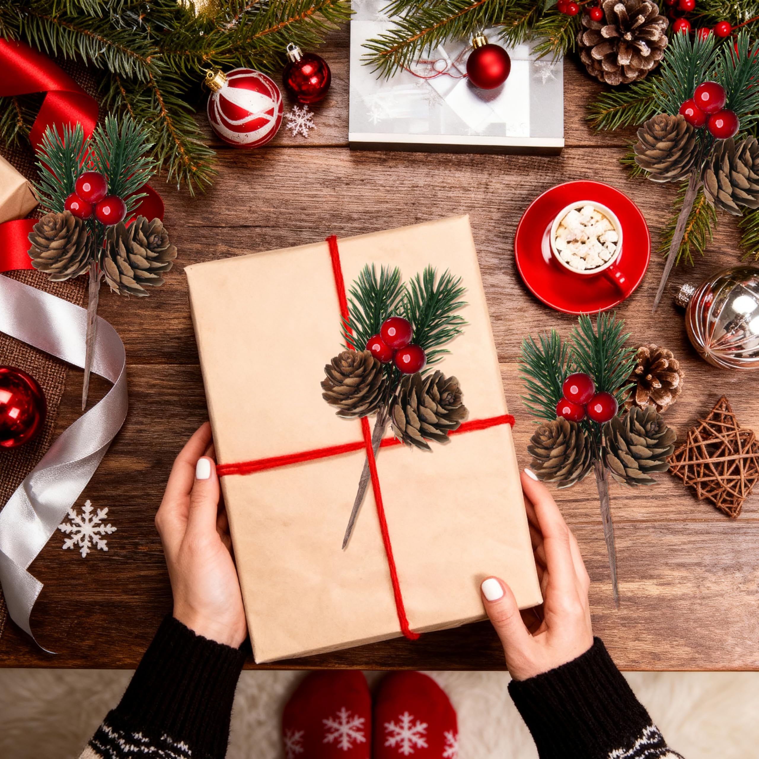 Künstliche Tannenzapfen mit Tannennadeln, Zweigen und roten Beerenstielen – 8,9 cm kleine künstliche Beeren, Tannenzapfen zum Basteln, für Weihnachtsbaum, Weihnachtskranz, Dekoration, 24 Stück