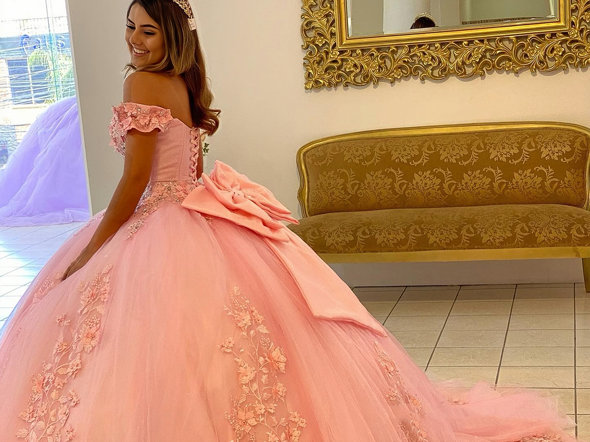 XYAYE Off Shoulder Quinceanera Dress - Puffy Lace Ball Gown With Train For Sweet 16