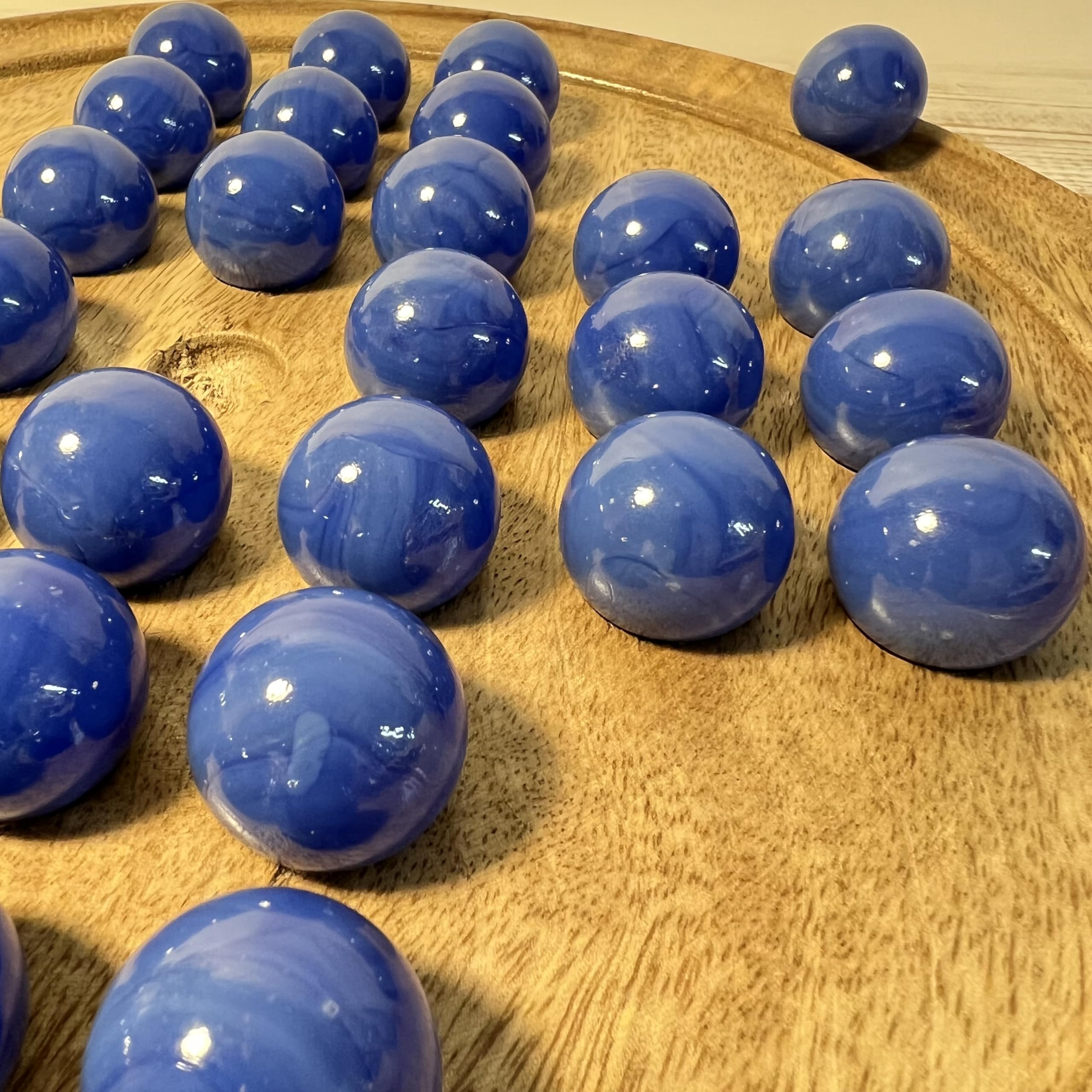 Jeu de société Mango en bois marron clair de 30 cm de diamètre avec billes en verre bleu opale | | jeu classique de solitaire en bois | jeu de société de stratégie | jeu de société familial | jeux