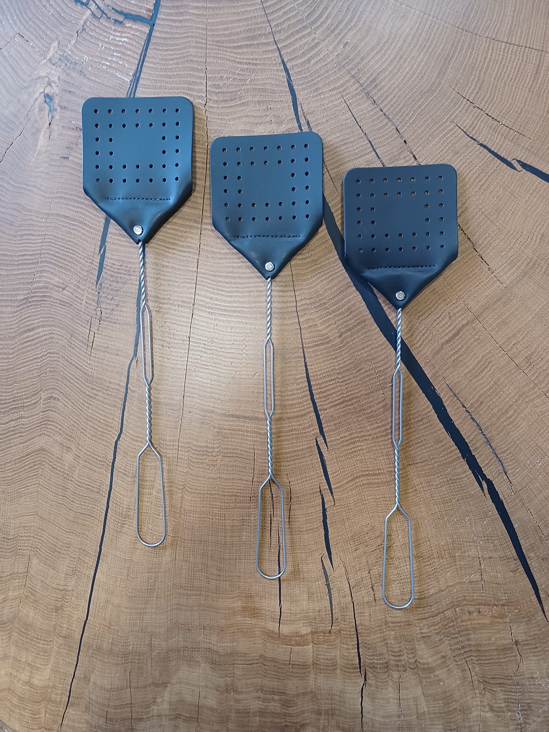 RRD Fliegenklatsche aus Leder, 43,2 cm, robuste Fliegenklatsche mit robustem Metallfedergriff, rustikale Käferklatsche für Fliegen, Mücken, Pferde, Wespen, Insekten (schwarz)
