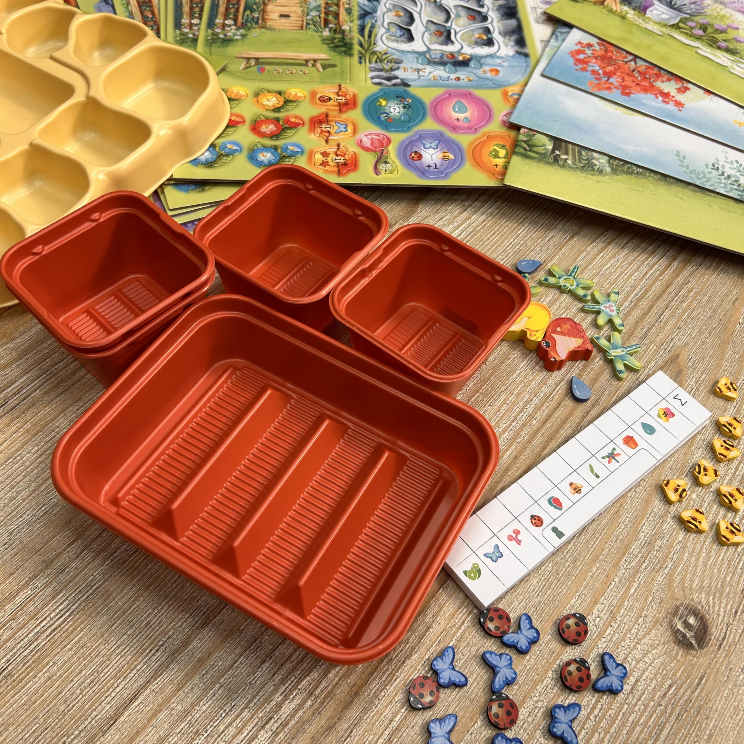 Asmodee Pergola Gioco da Tavolo a tema Giardinaggio, Gioco Strategico per 1-4 giocatori con Modalità Solitario, Gioco per Adulti e Bambini a partire dai 10 anni, 45-60 min, Versione Italiana