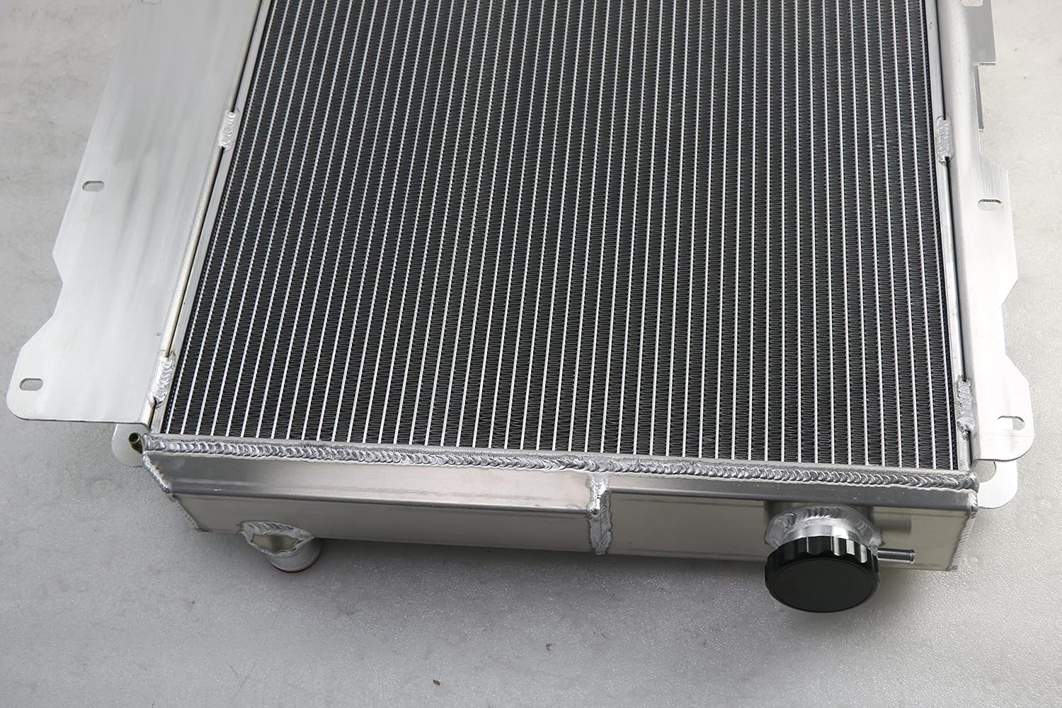 3 Row Aluminum Radiator for 1987-2006 Jeep TJ Wrangler 2.4 2.5 4.0 4.2 L4 L6 Engine Radiators 1988 1989 1990 1991 1992 1993 1994 1995 1996 1997 1998 1999