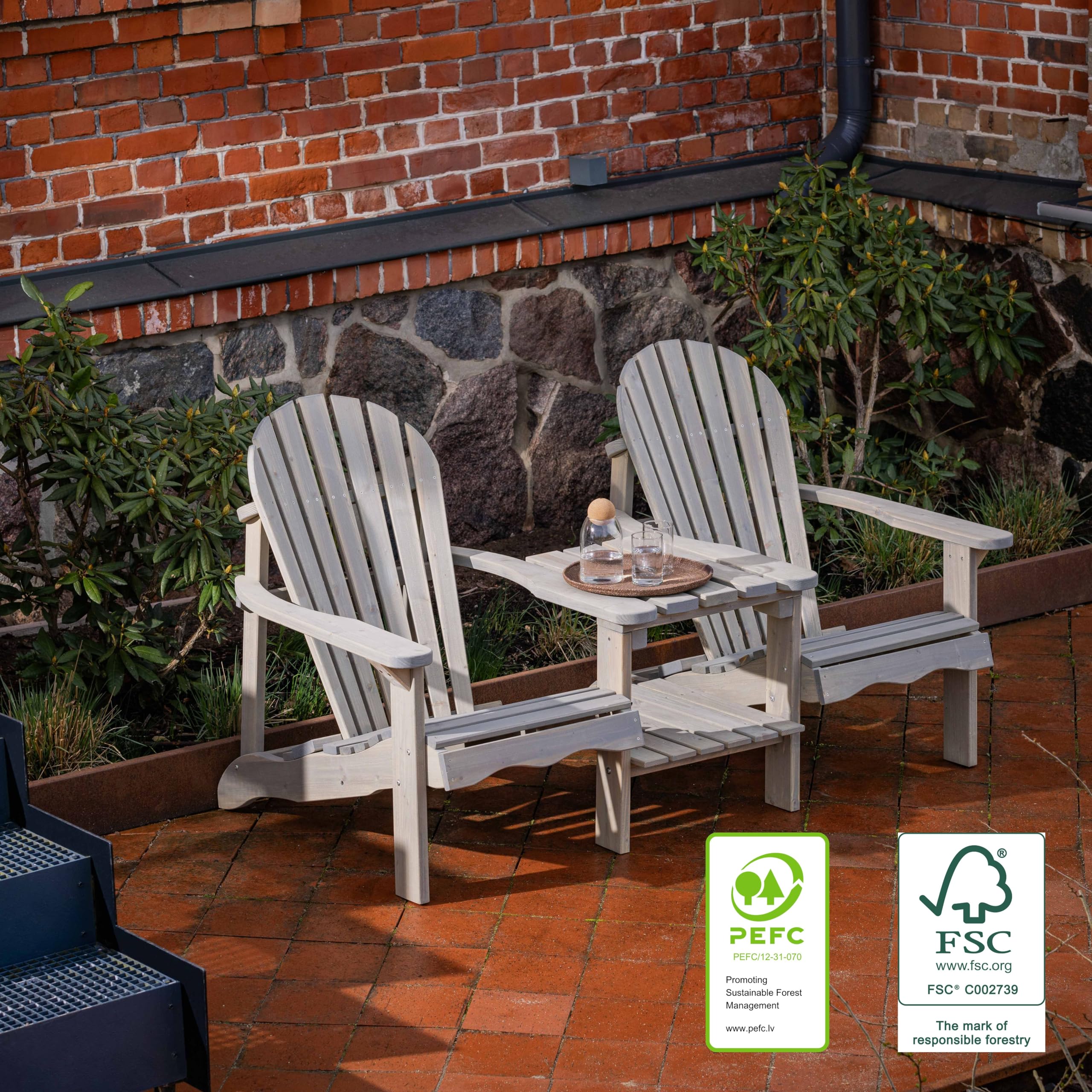 AMATA Silla Adirondack doble con mesa para exteriores, colección UNGURS - Comodidad para dos - Silla de madera resistente a la intemperie para patio, patio trasero y hogueras de jardín - Ergonómica y