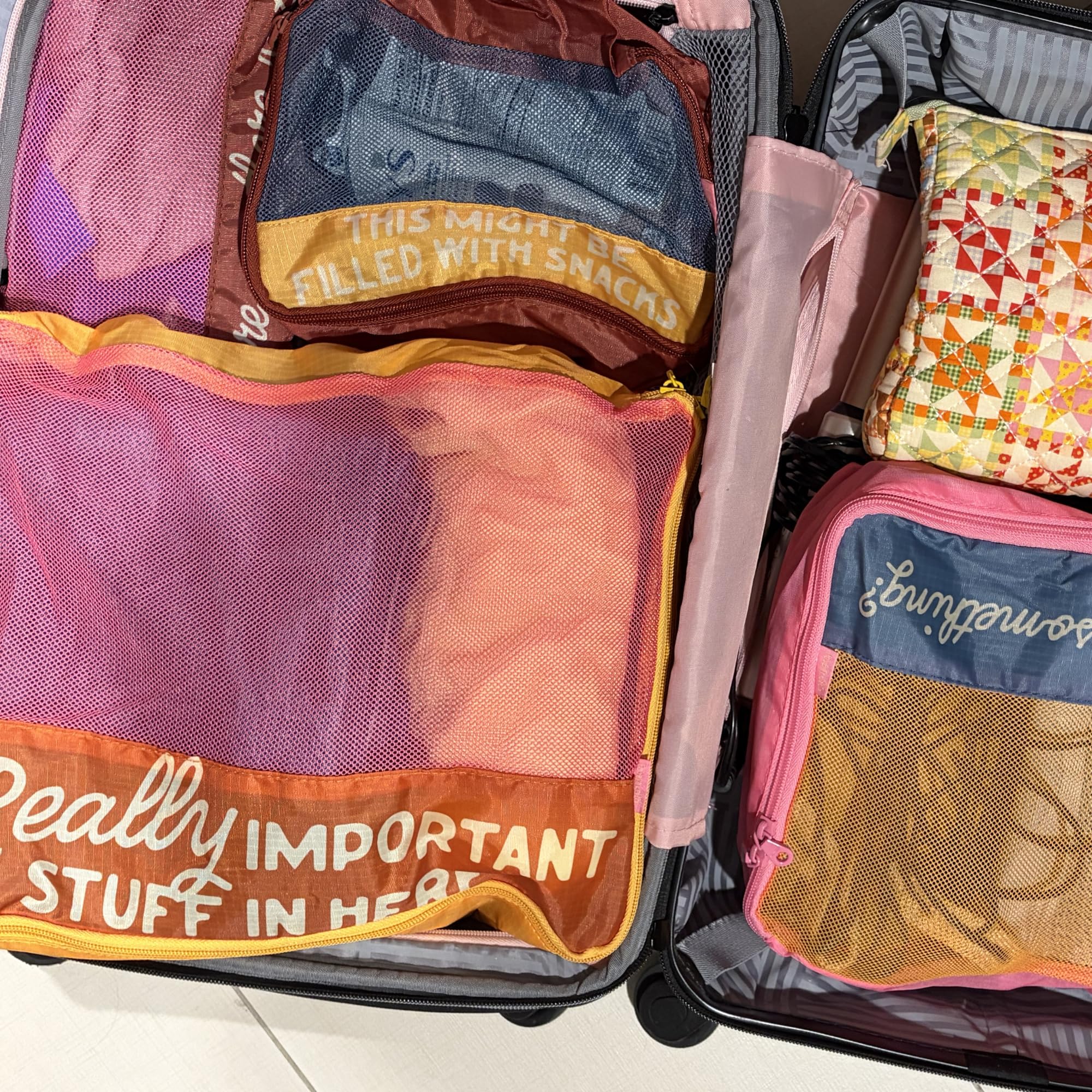 ban.do Packwürfel 4er Set, Wirklich wichtiges Zeug, 9.8 liters | Polyester und Netzstoff, inklusive 4 faltbaren Gepäcktaschen in verschiedenen Größen mit Zitat-Designs